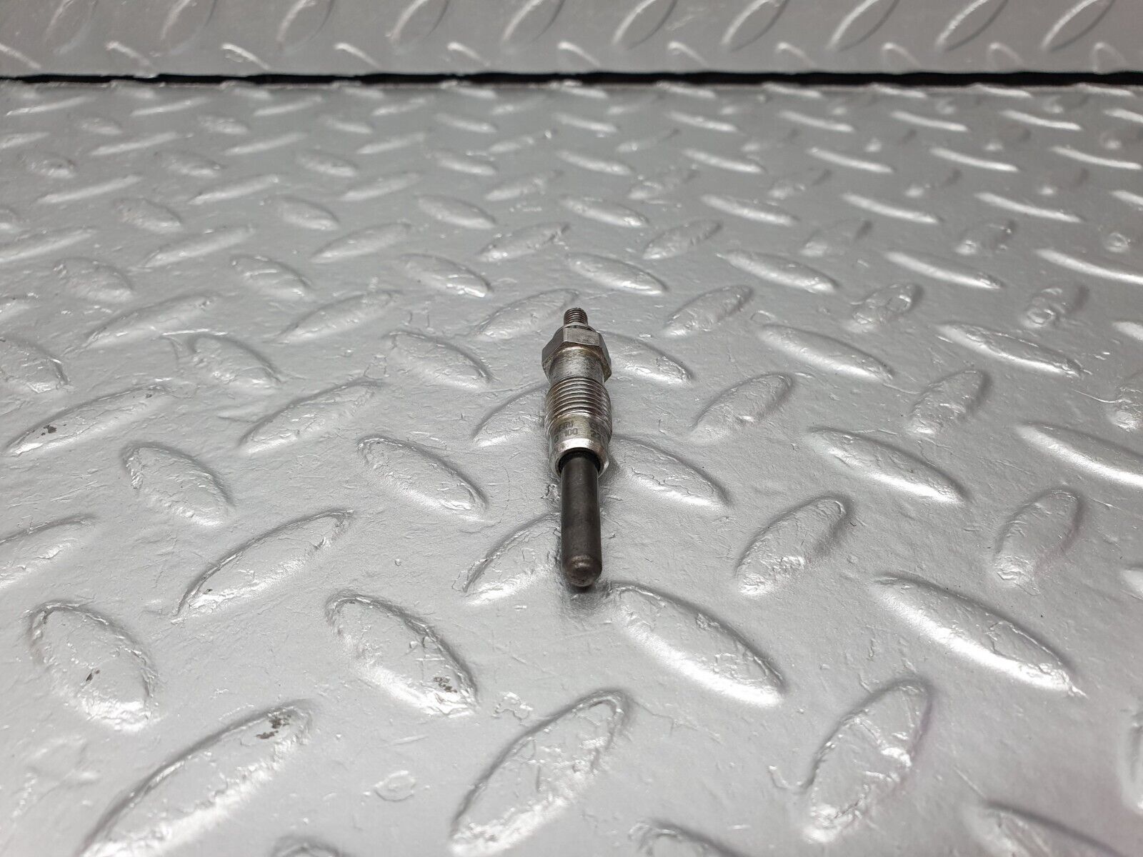 40846 Mercedes-Benz W123 300D Glow Plug Beru 0100221107