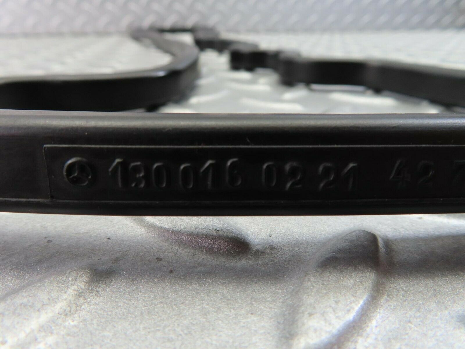 8103 Mercedes-Benz W108 Valve Cover Gasket Seal 1300160221