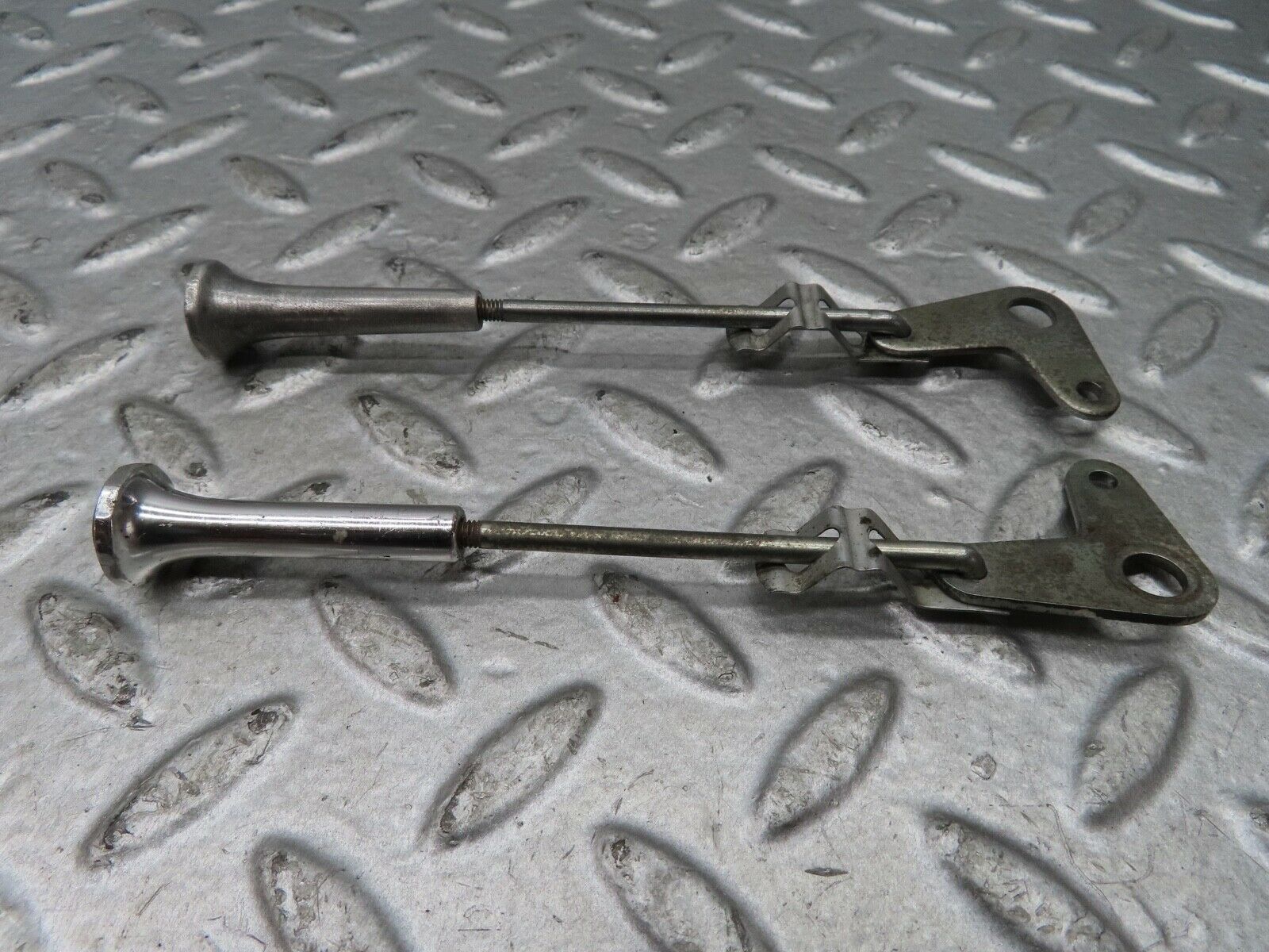 19017 Mercedes-Benz W120 W121 Ponton Rear Door Lock Knob Pair