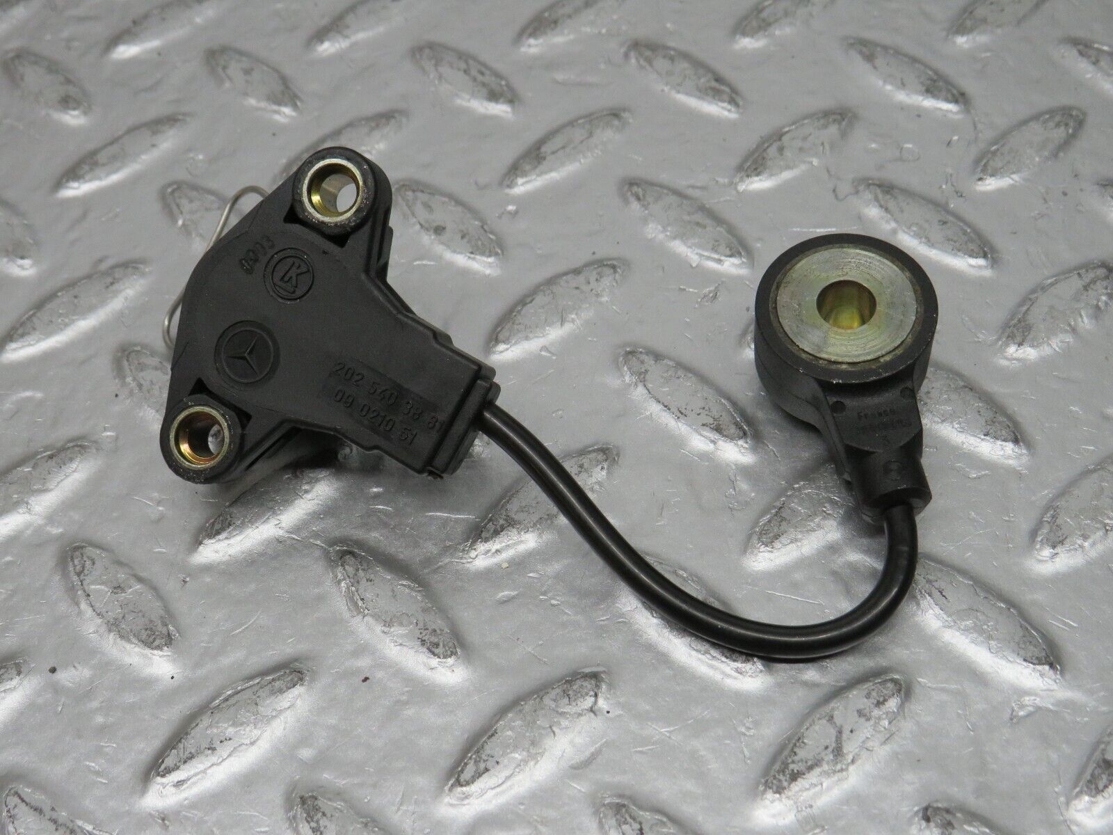 31491 Mercedes-Benz S124 220TE Wagon Knock Sensor 2025403881 0031537928