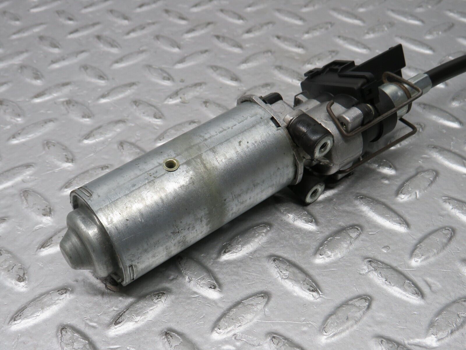 36851 Mercedes-Benz R129 300SL-24 Front Left Seat Adjustment Motor Bosch 1298200742 0390206653