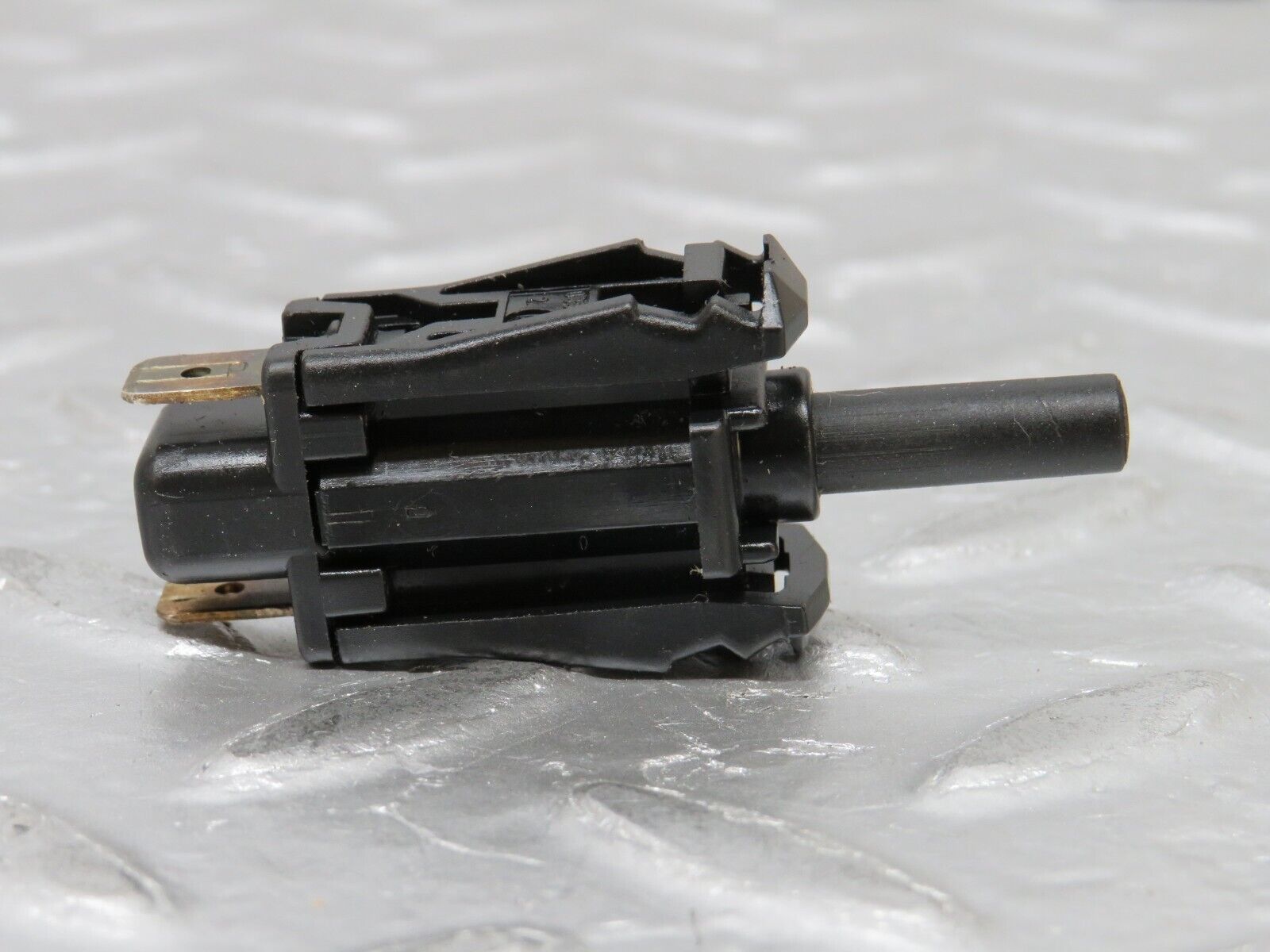 0587 Mercedes-Benz W123 230E Door Contact Switch 0015458714