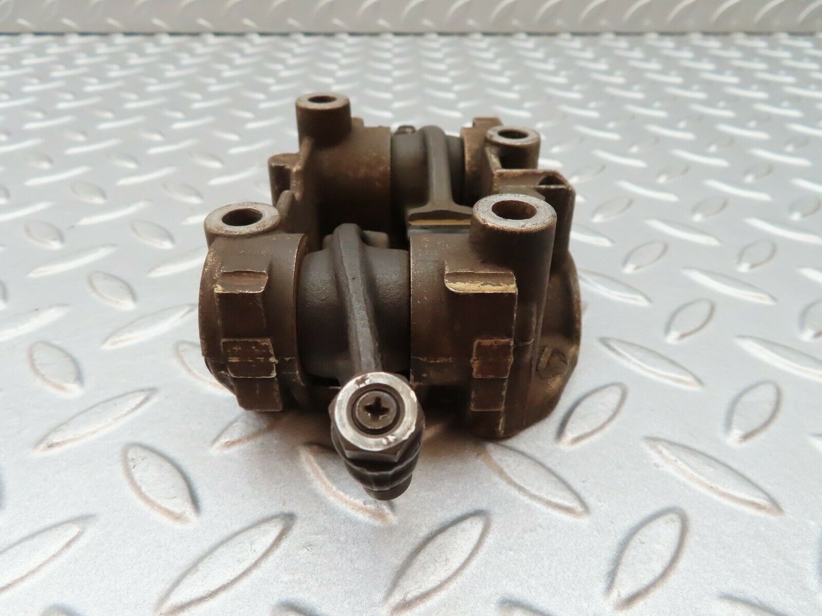 3889 Mercedes-Benz S123 200T Wagon Rocker Arms Camshaft Bearing Block 1020512110