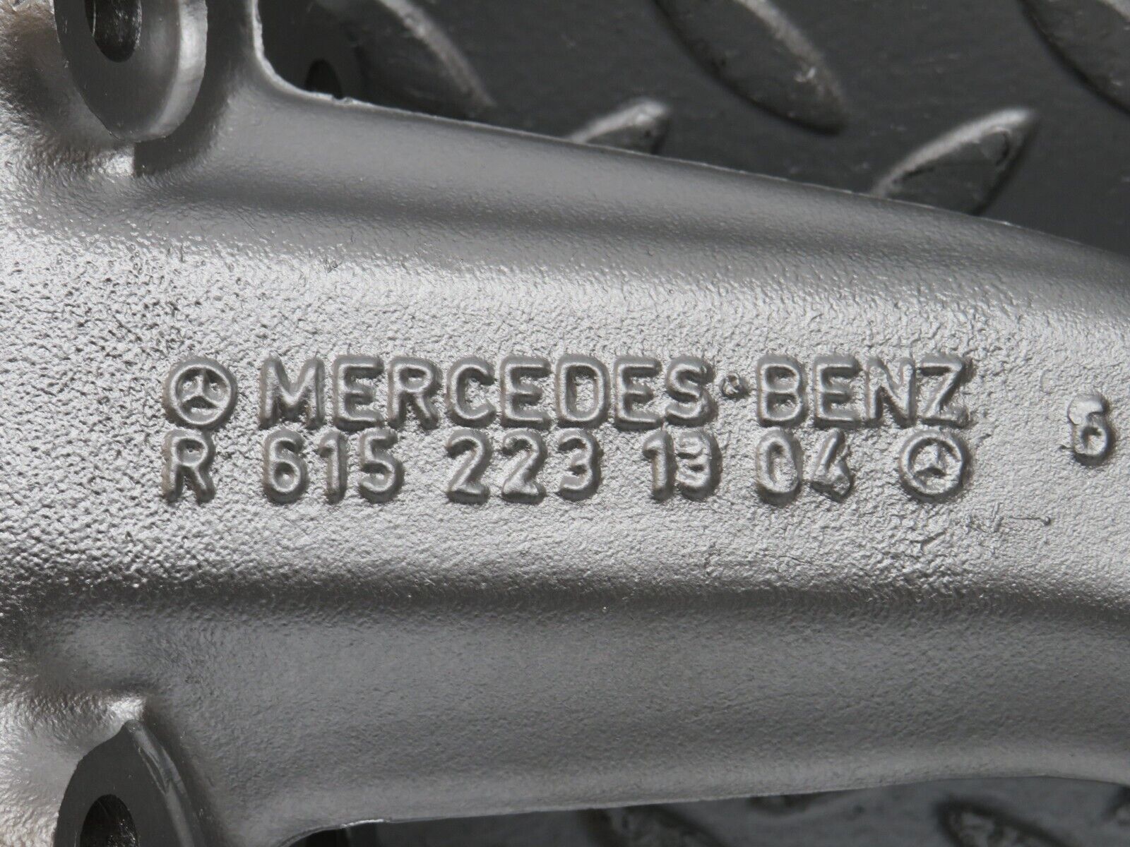 0880 Mercedes-Benz W123 240D Engine Mount Bracket Left Side 6152231304