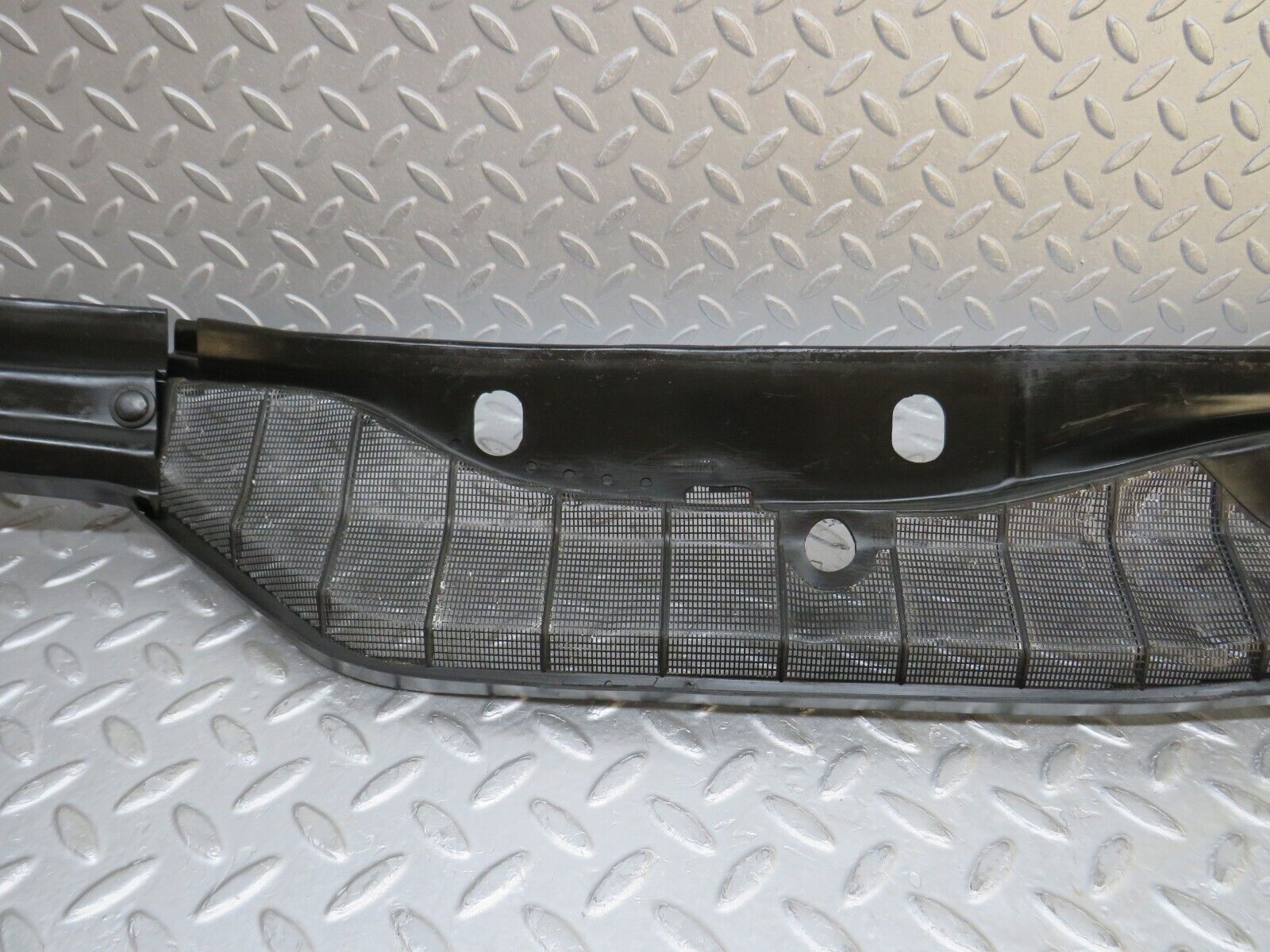 37031 Mercedes-Benz C126 420SEC Coupe Water Drain 1268300813 1268300713