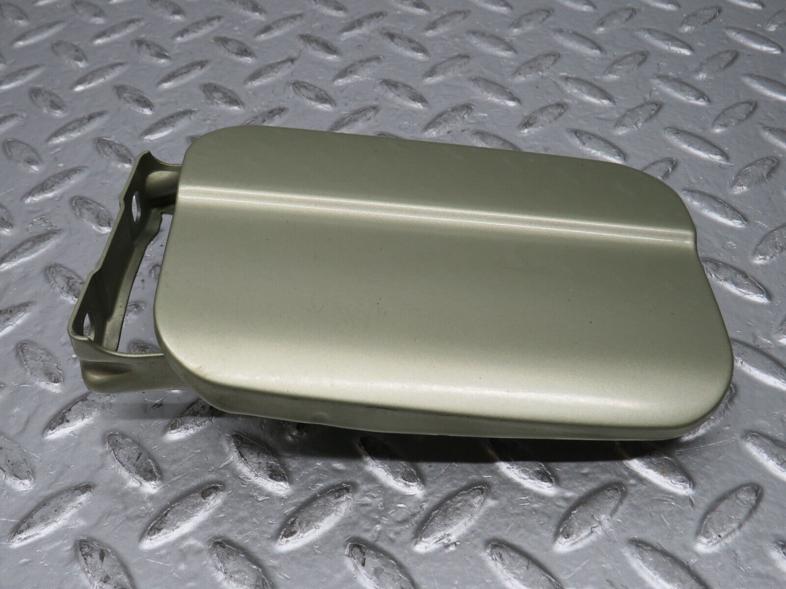 0565 Mercedes-Benz W123 230E Fuel Tank Flap Cap 1235840039