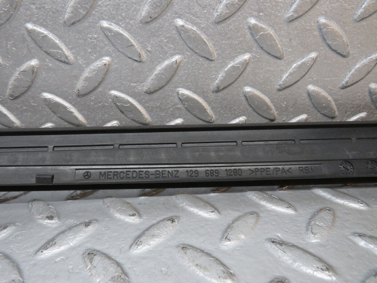 39686 Mercedes-Benz R129 320SL Coupe Dashboard Air Vent Trim Right 1296891280