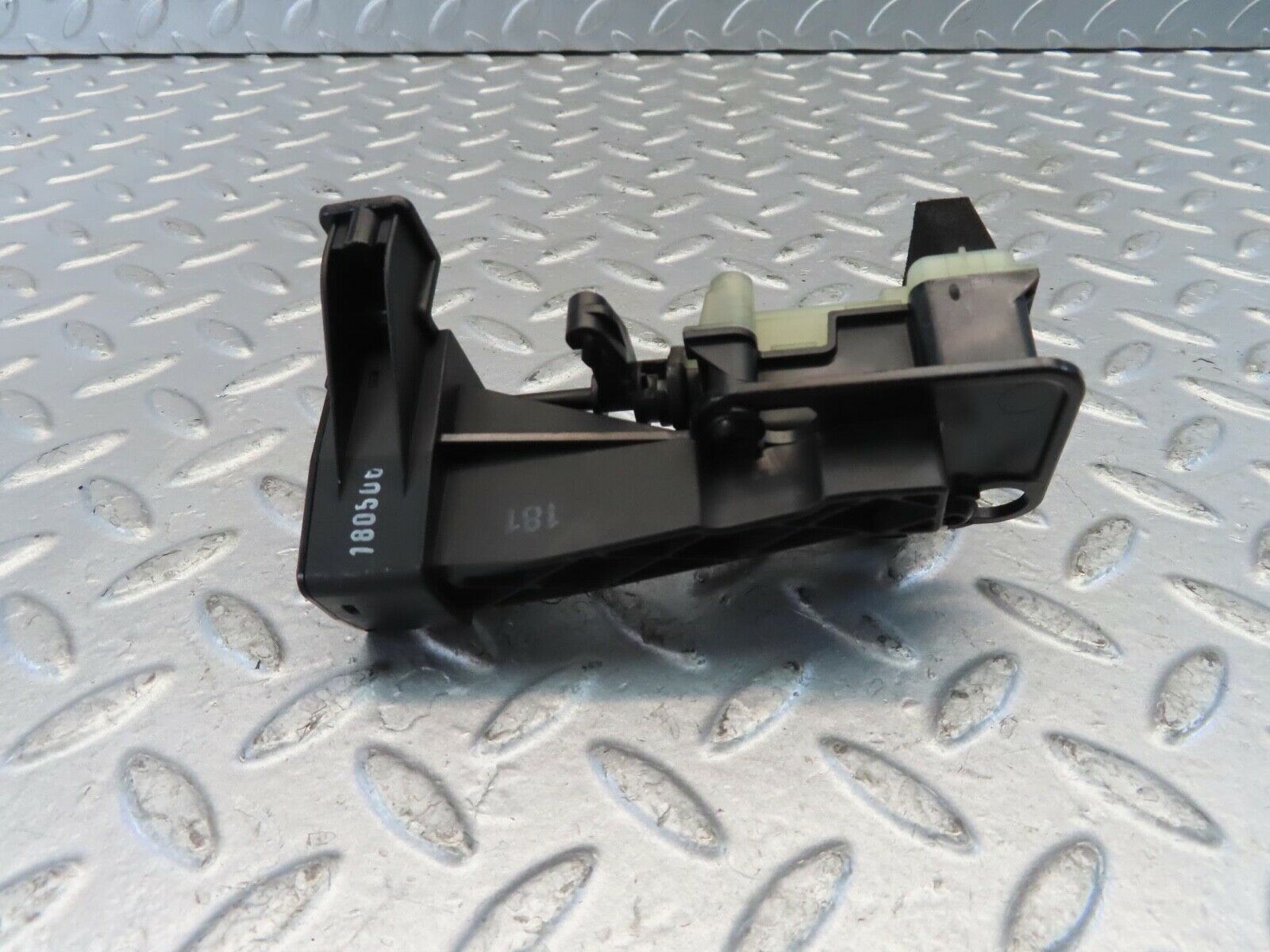 11217 Mercedes-Benz W221 S320 Fuel Tank Flap Cap Lock 2518200197