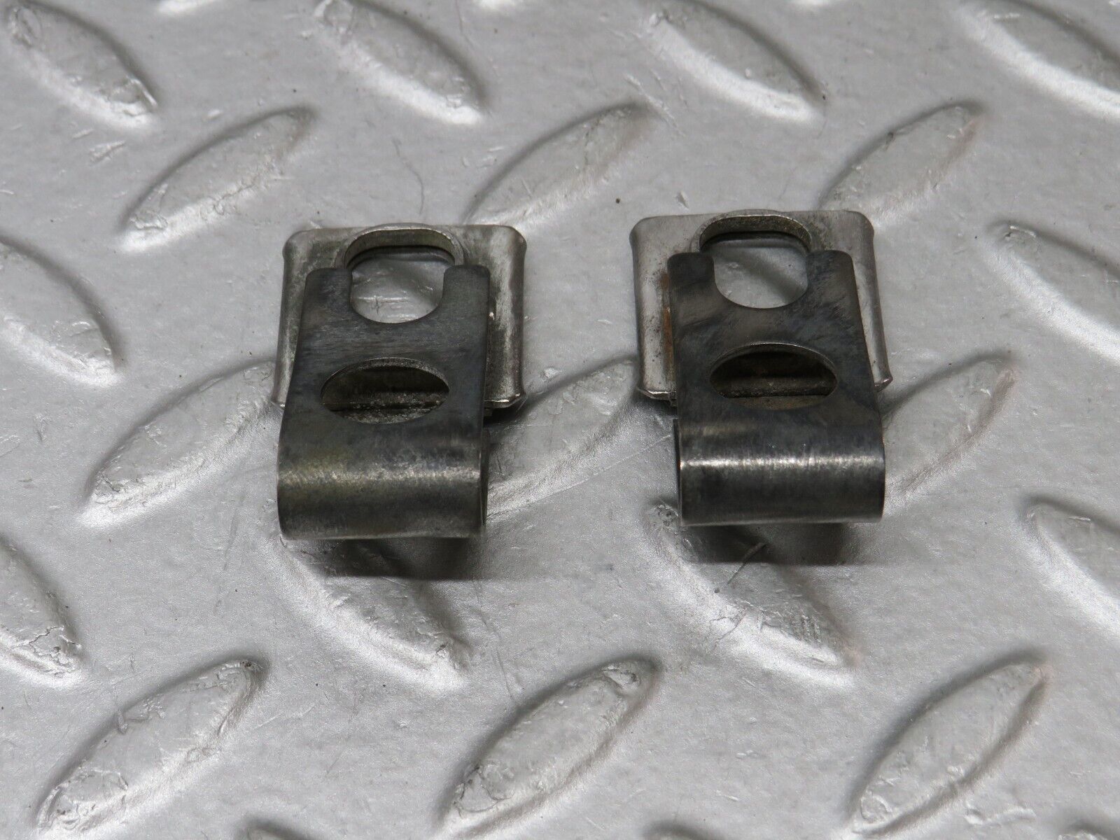 36243 Mercedes-Benz W126 420SE Fuel Injector Bracket 2x