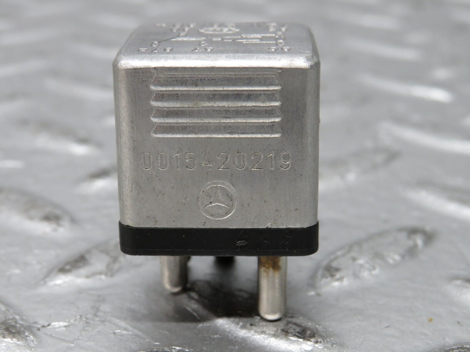 32055 Mercedes-Benz W123 230E Multi Purpose Relay 0015420219