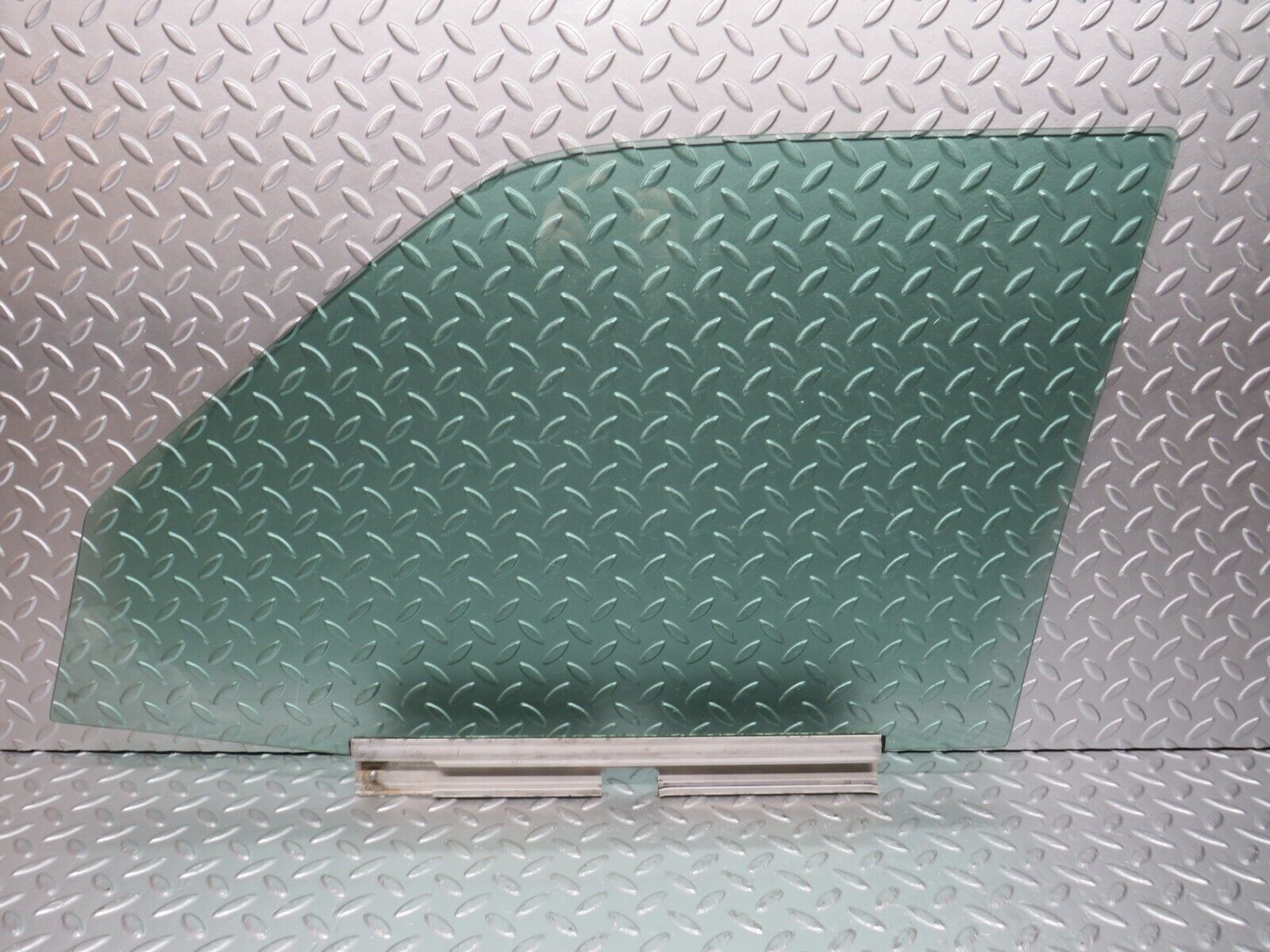 31474 Mercedes-Benz S124 220TE Wagon Front Right Door Window Glass