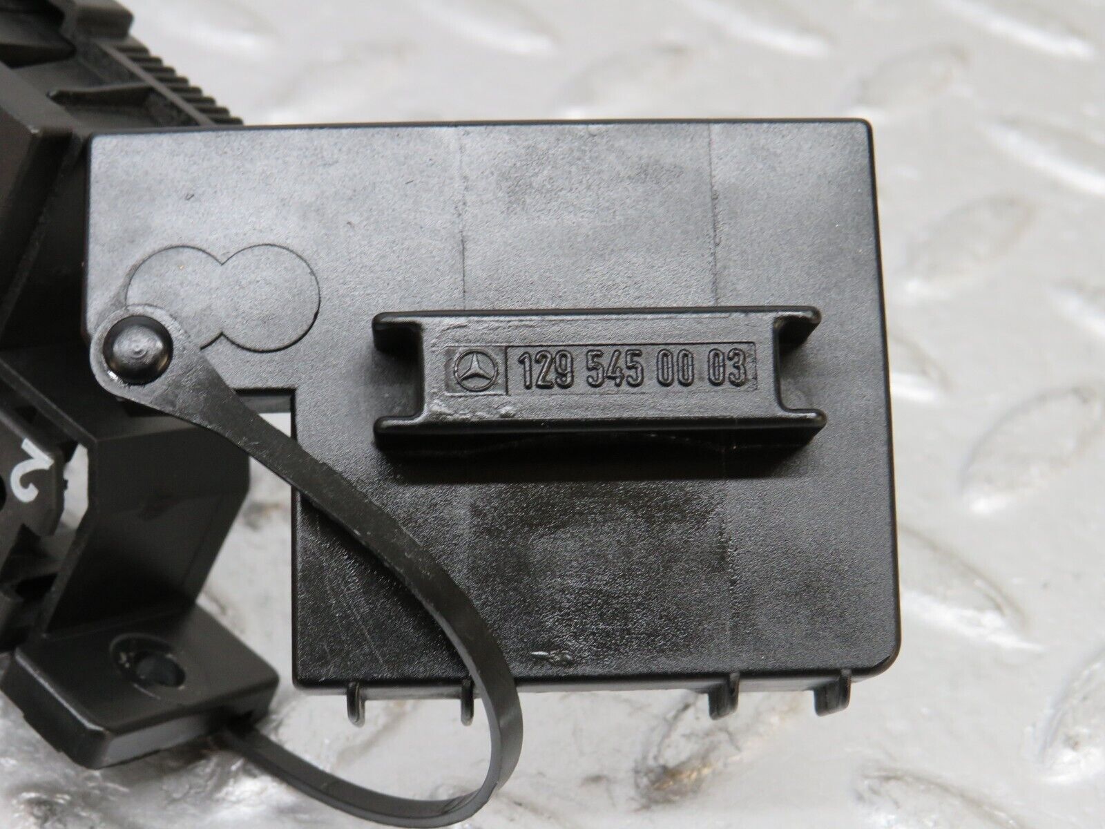 37917 Mercedes-Benz A124 320E Cabriolet Diagnostic Connector 1295455540 1295450003