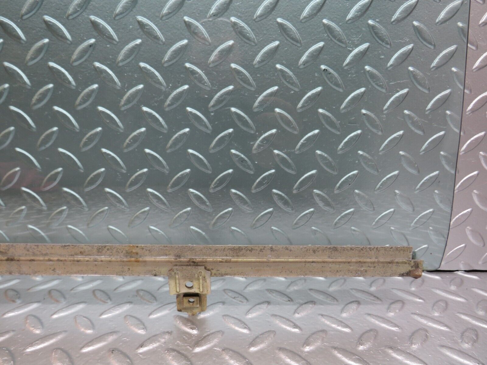 25473 Mercedes-Benz W123 200 Rear Right Door Window Glass