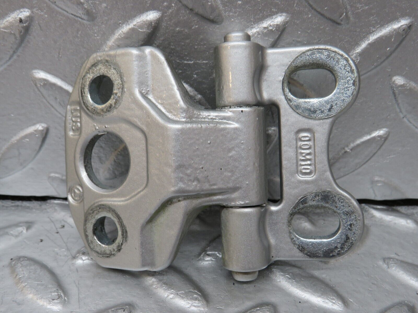 34915 Mercedes-Benz W210 320E Door Hinge Left Side