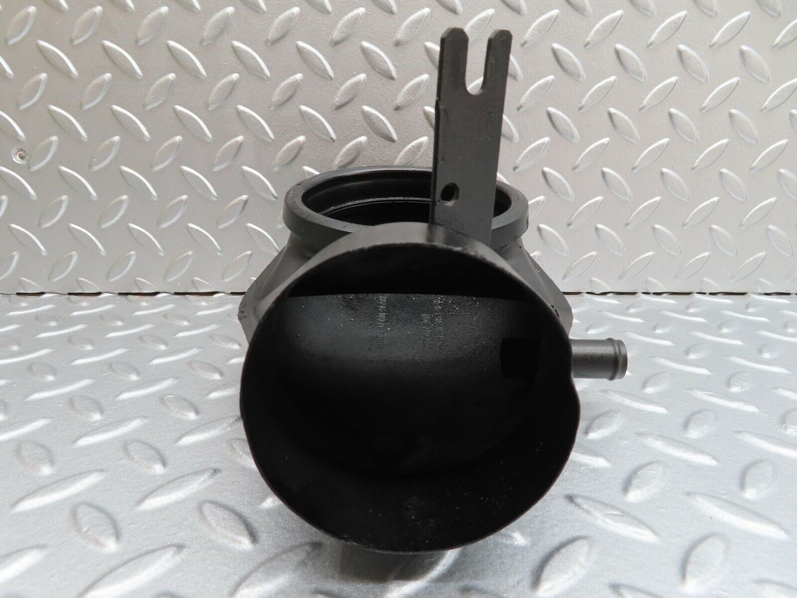 13926 Mercedes-Benz C107 280SLC Air Intake 0000943011