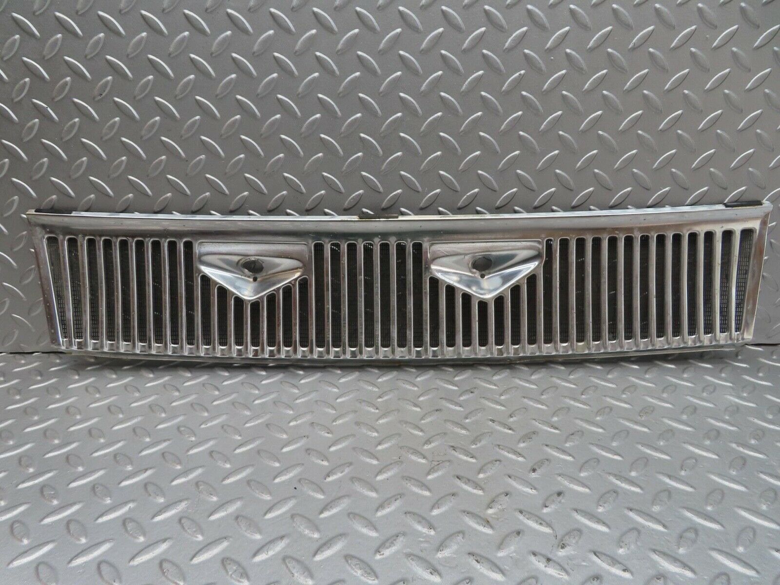 14208 Mercedes-Benz W116 350SE Air Intake Chrome Grill
