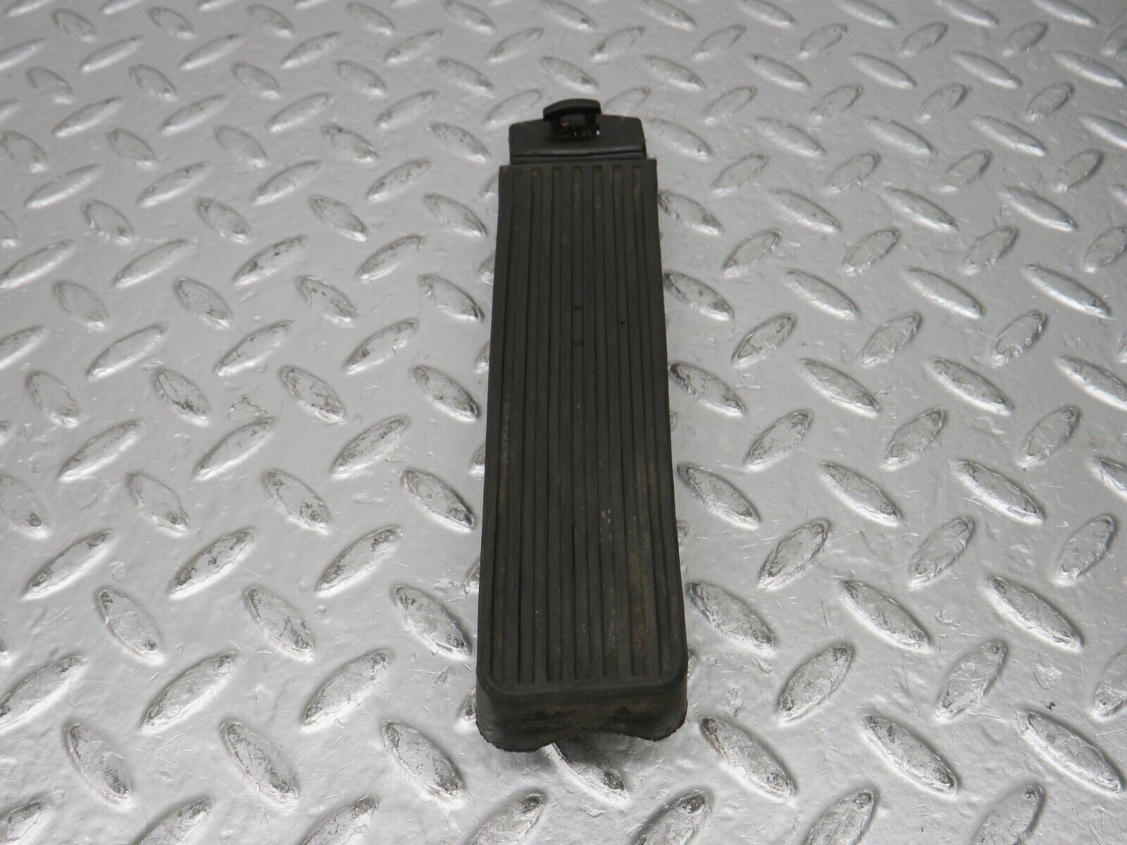 31125 Mercedes-Benz W123 200D Accelerator Pedal With Rubber 1163010182