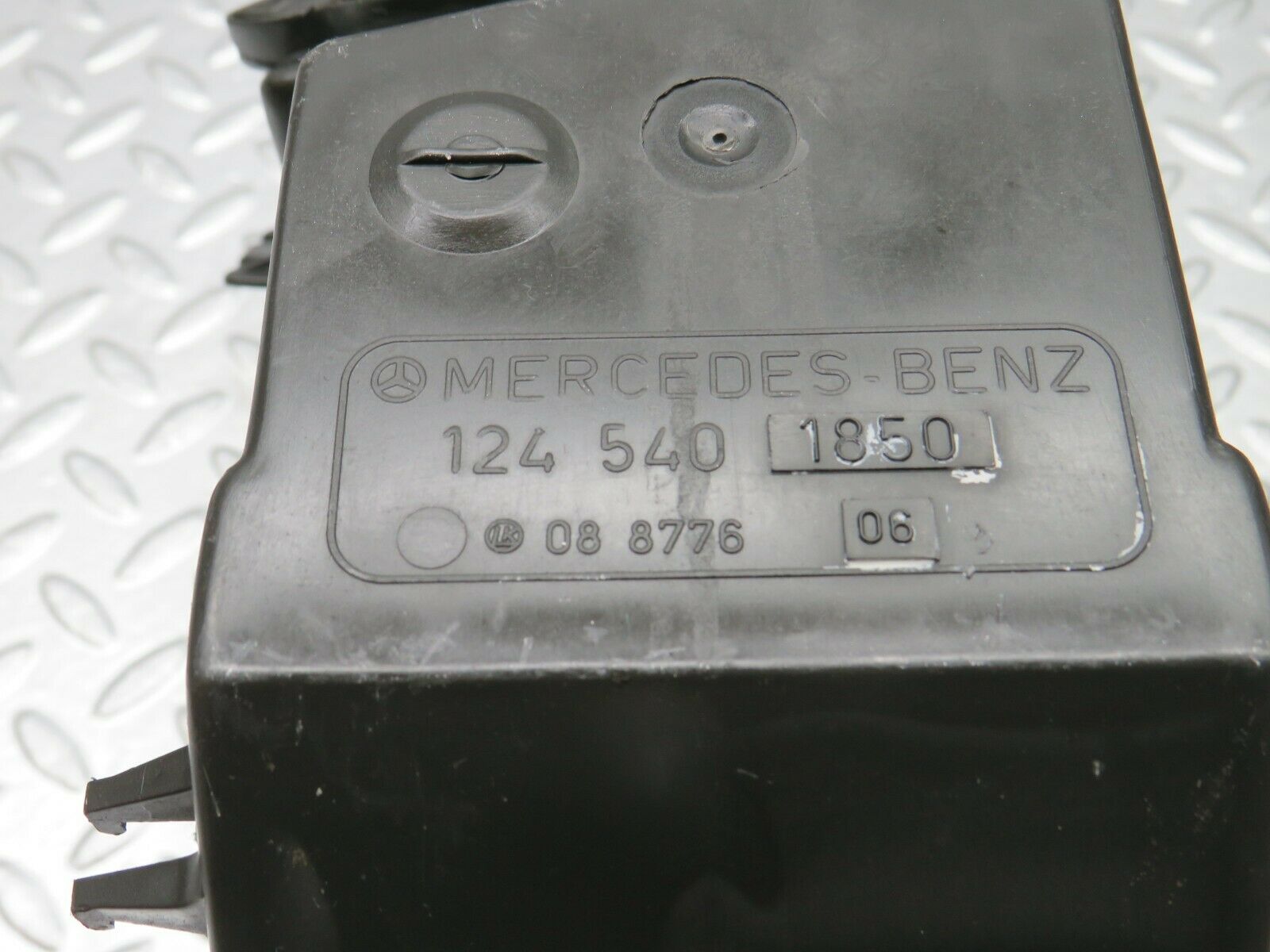 22330 Mercedes-Benz C124 E220 Coupe Fuse Box Lid Cover Panel 1245400282