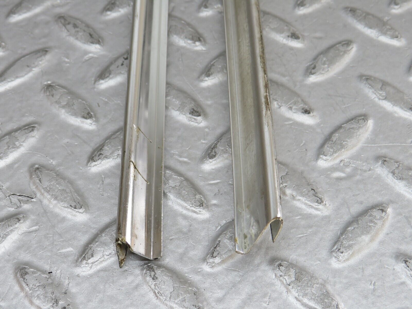 35868 Mercedes-Benz W108 Front Right Door Chrome Trim Pair