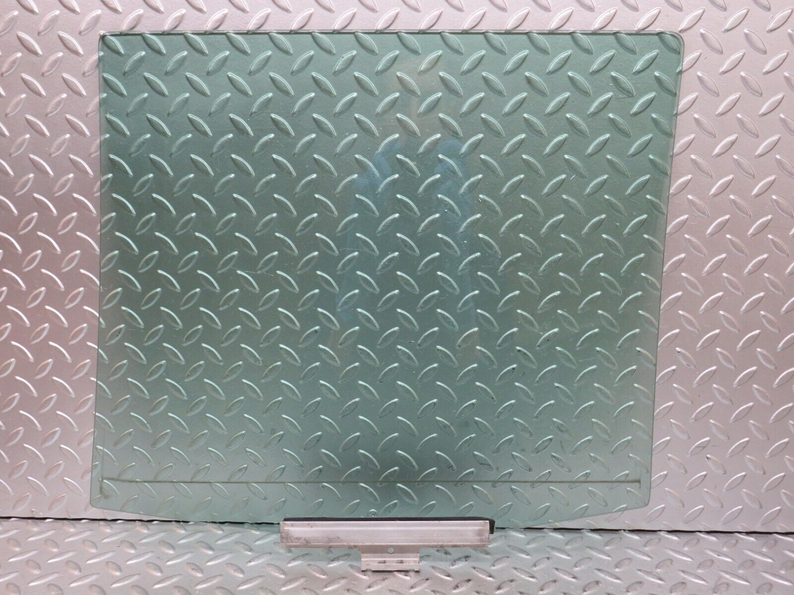 27635 Mercedes-Benz S124 300TE Wagon Rear Right Door Window Glass