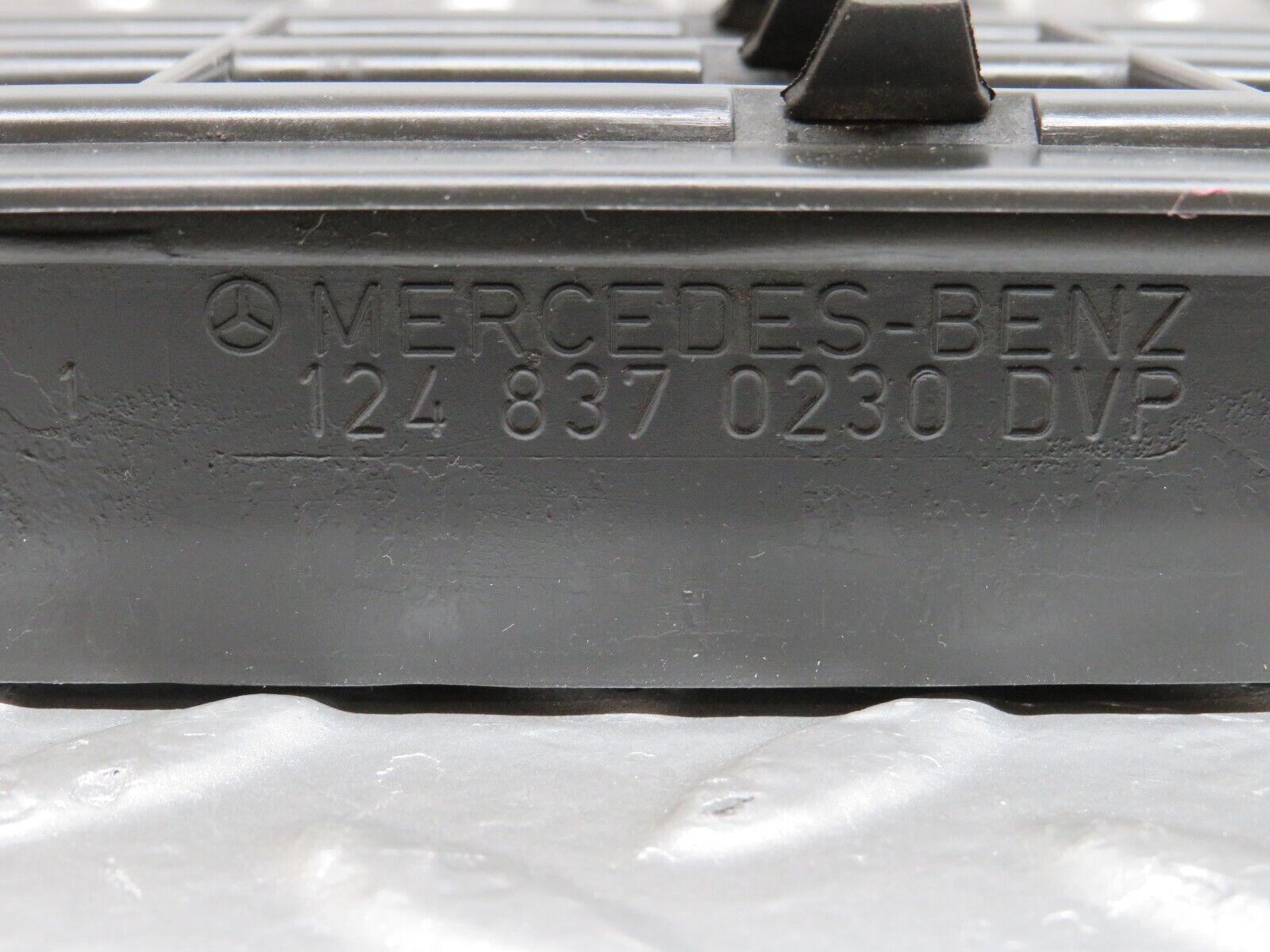 29370 Mercedes-Benz W124 230E Rear Air Intake Vent Left 1248370242