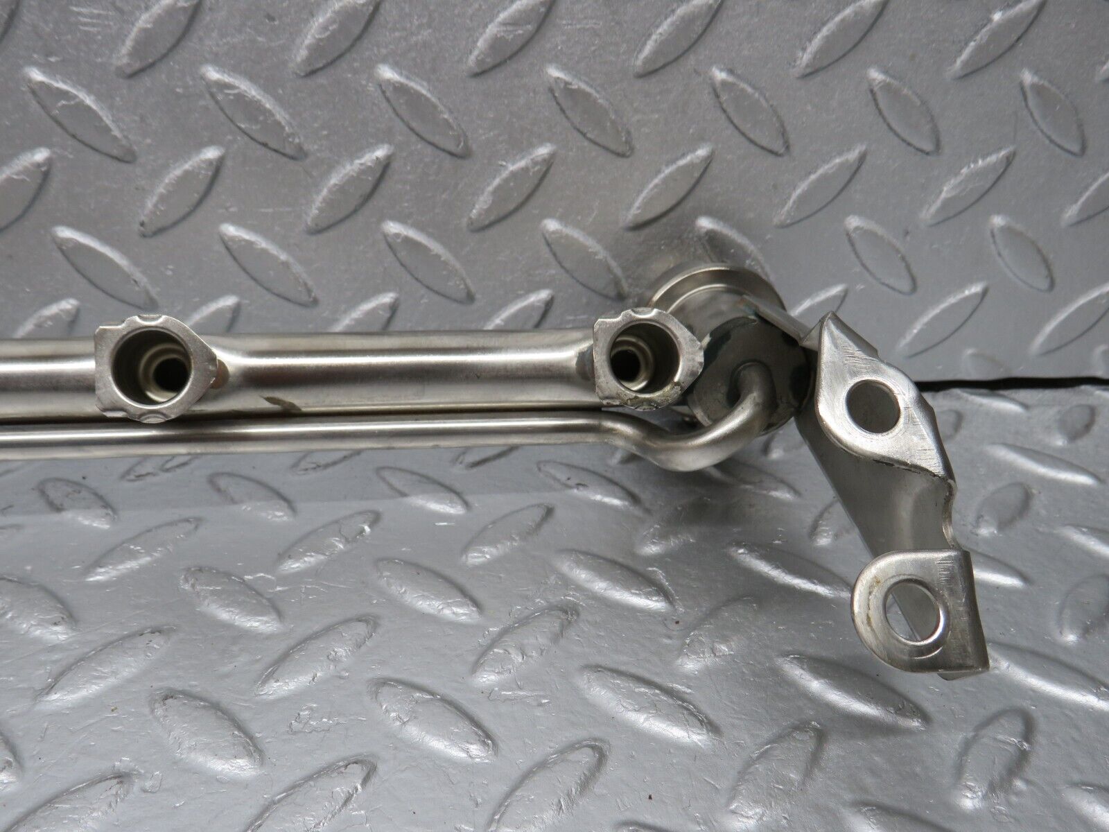 39441 Mercedes-Benz R129 320SL Coupe Fuel Injector Rail With Fuel Pressure Regulator 1040701395