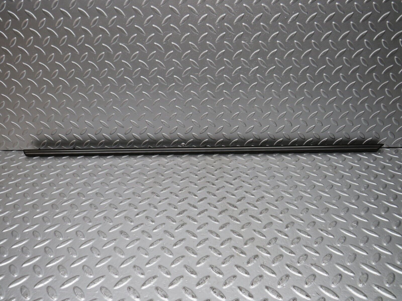 32110 Mercedes-Benz W123 230E Front Right Door Centre Moulding Trim