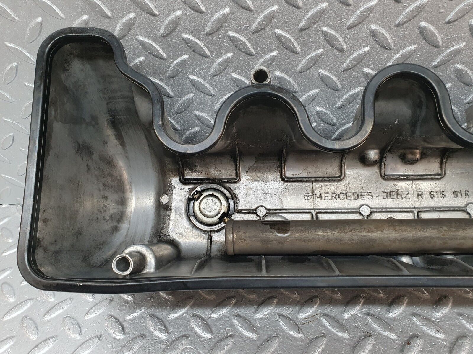 40866 Mercedes-Benz W123 240D Cylinder Head Valve Cover 6160161105