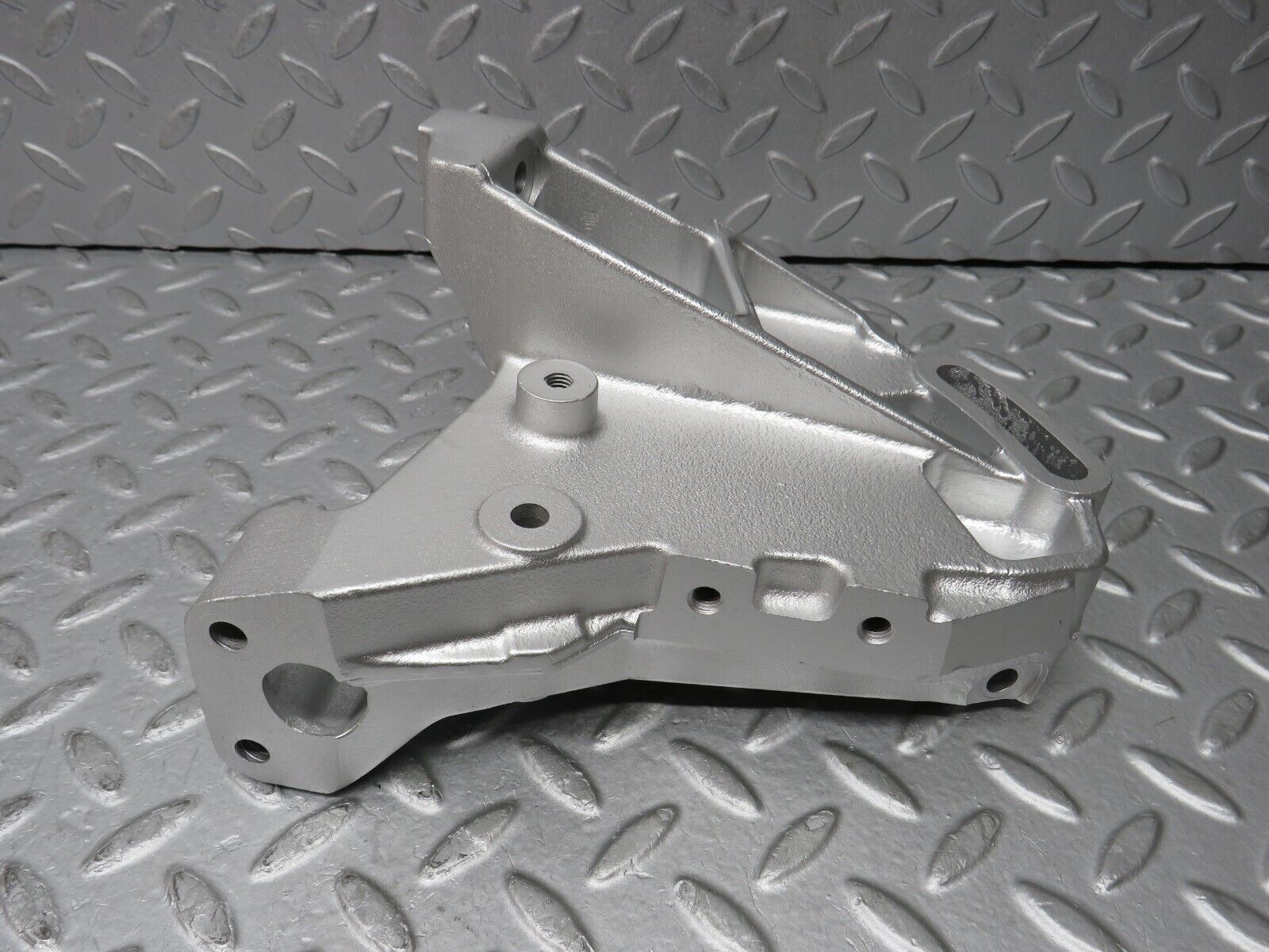 35907 Mercedes-Benz 240D OM616.912 Power Steering Pump Bracket 6172360230