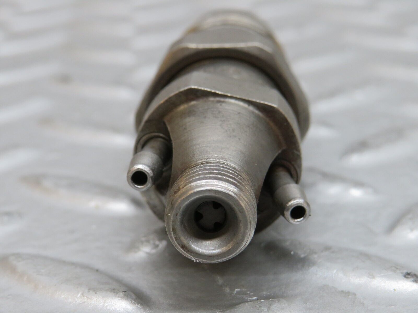 28505 Mercedes-Benz S123 240D Wagon Fuel Injector Bosch KCA30S35/4