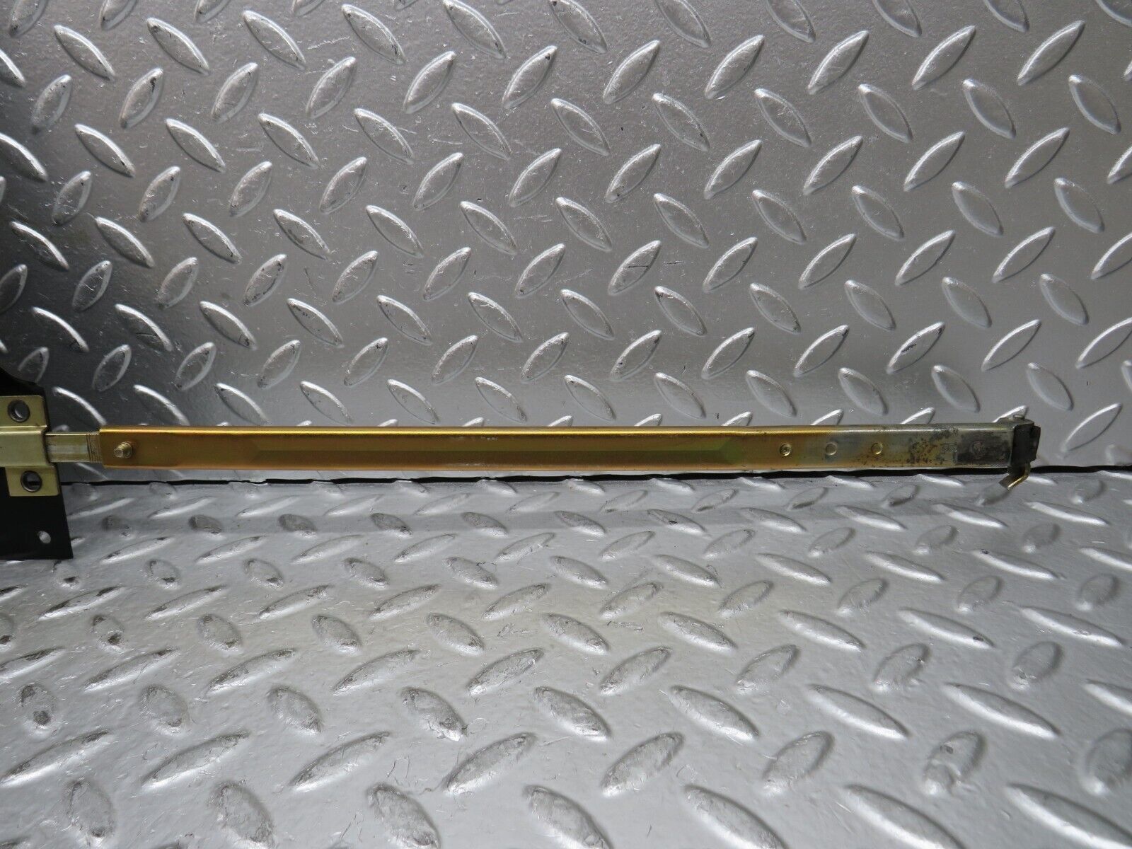 28468 Mercedes-Benz W123 240D Sunroof Manual Opener Mechanism