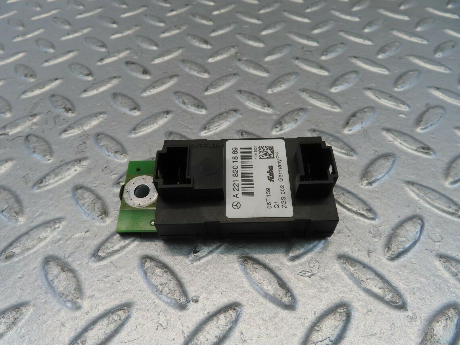 11137 Mercedes-Benz W221 S320 Antenna Module Amplifier 2218201889