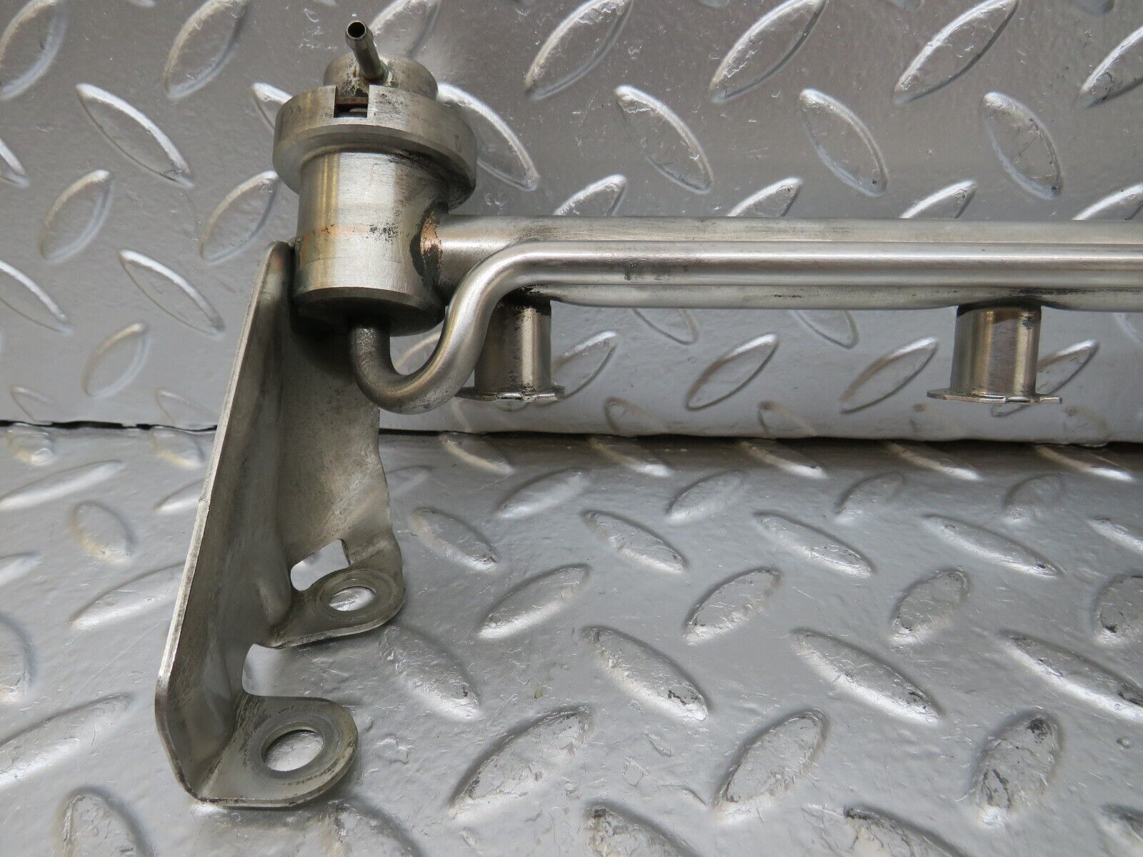 25792 Mercedes-Benz W124 280E Fuel Injection Rail 0000781589