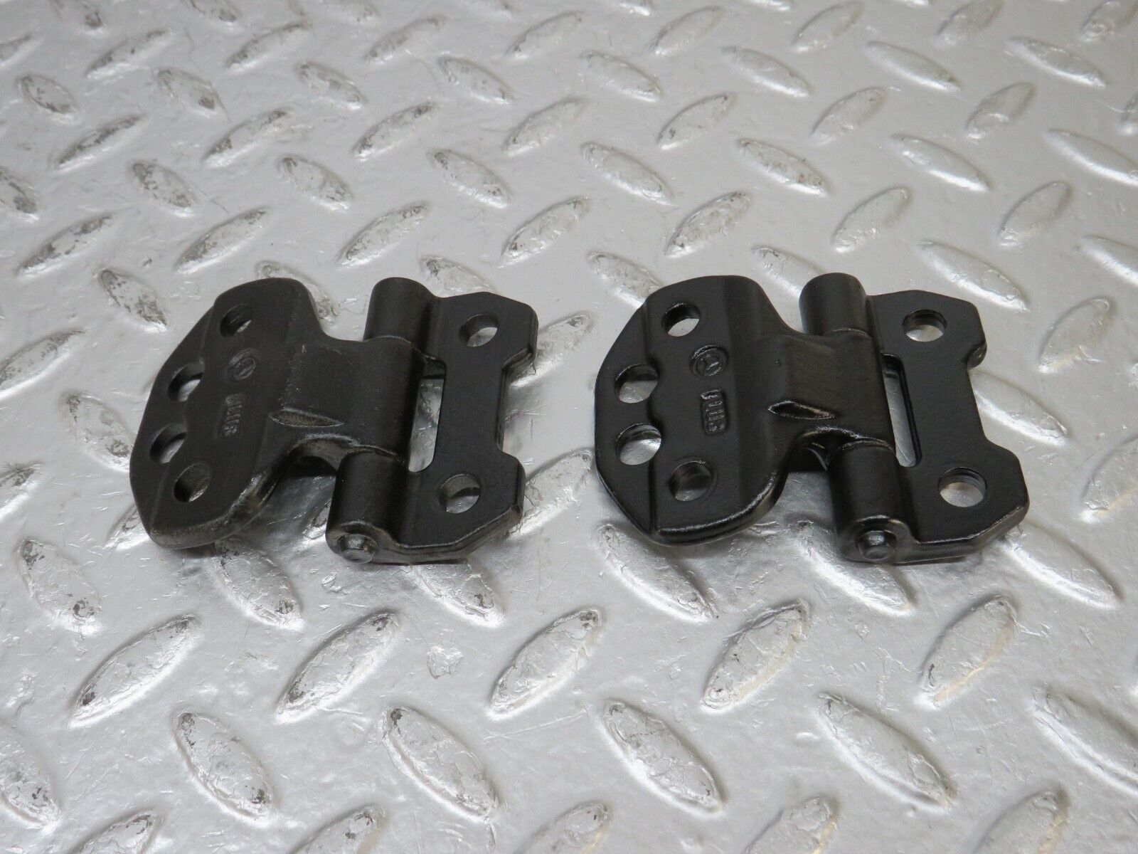 33896 Mercedes-Benz W124 260E Door Hinge Left Side