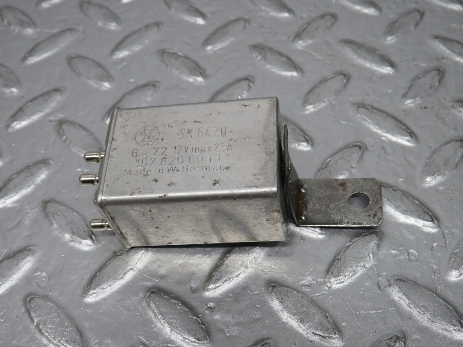 0679 Mercedes-Benz C107 350SLC Coupe Rear Heated Window Relay 1078200010