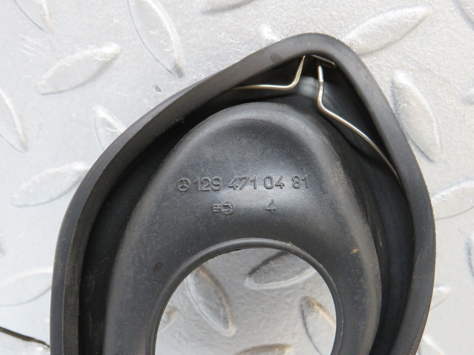 38455 Mercedes-Benz R129 280SL Coupe Fuel Tank Rubber Seal Set 1294710381 1294710481