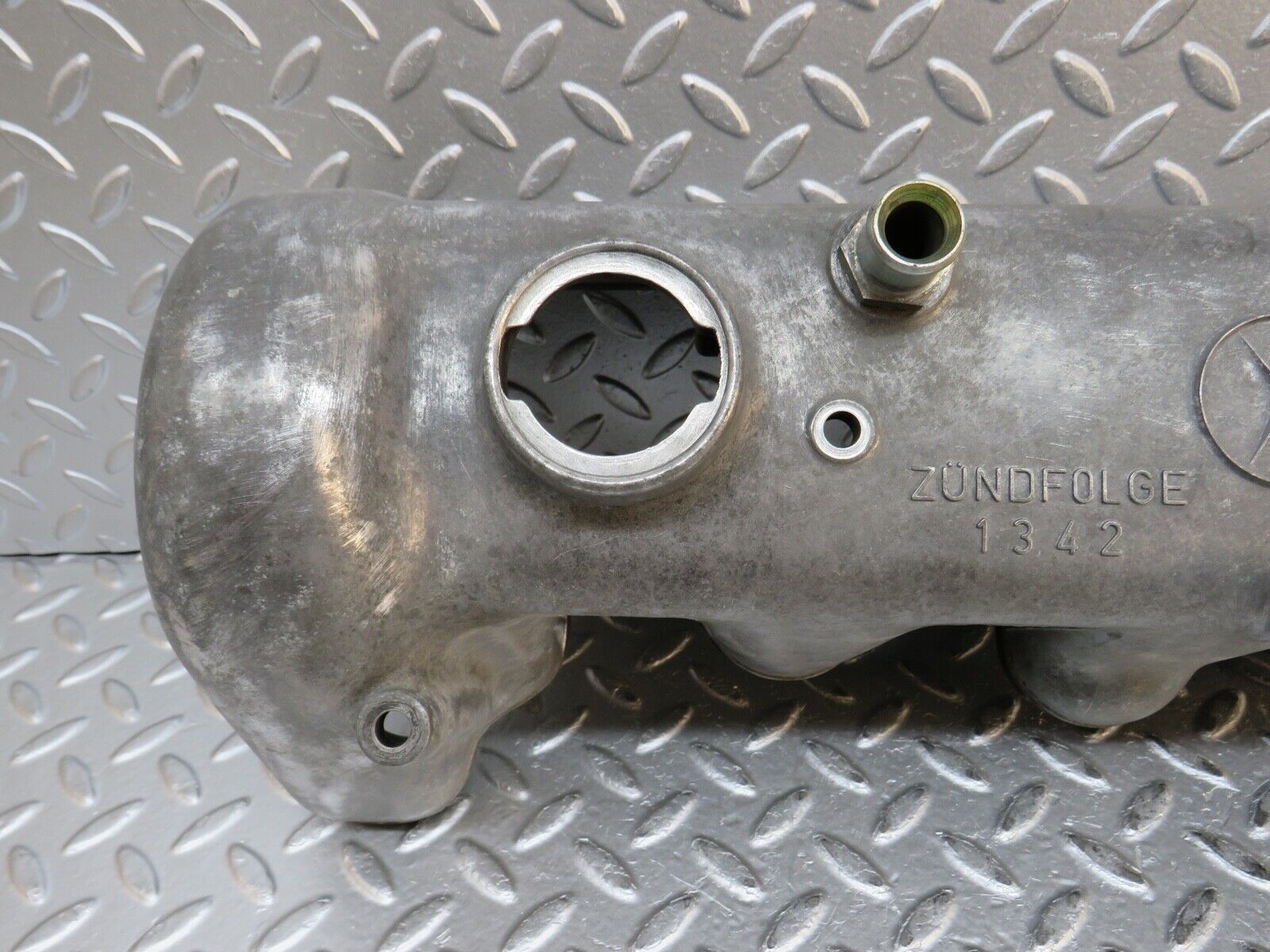 0343 Mercedes-Benz W123 220D Valve Cover 6150160205