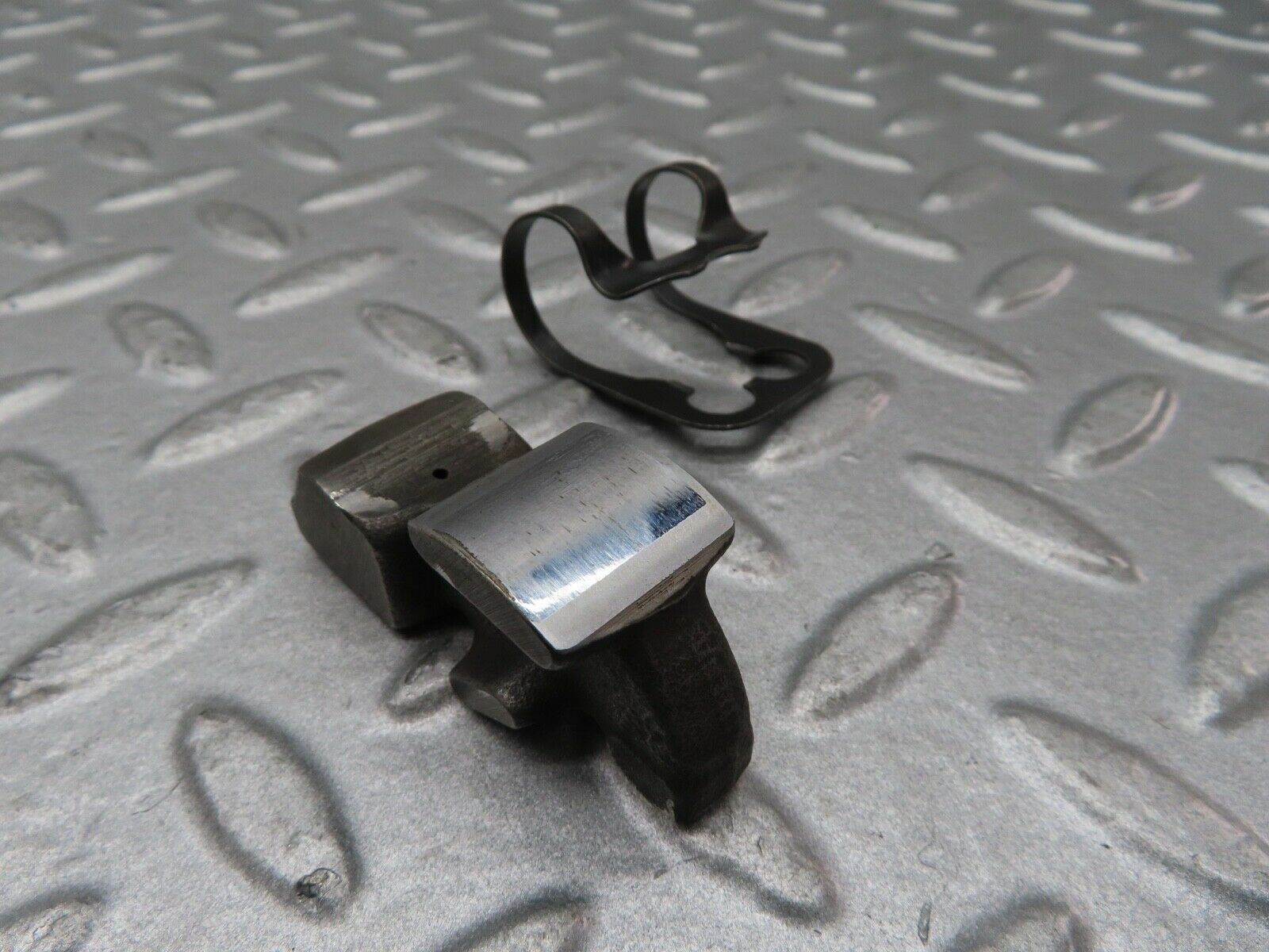 16958 Mercedes-Benz C123 280CE Coupe Valve Rocker Arm With Retaining Spring