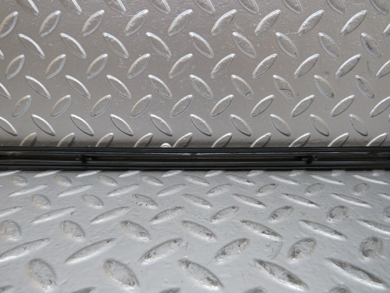 27109 Mercedes-Benz W123 280E Front Left Fender Wing Centre Moulding Trim