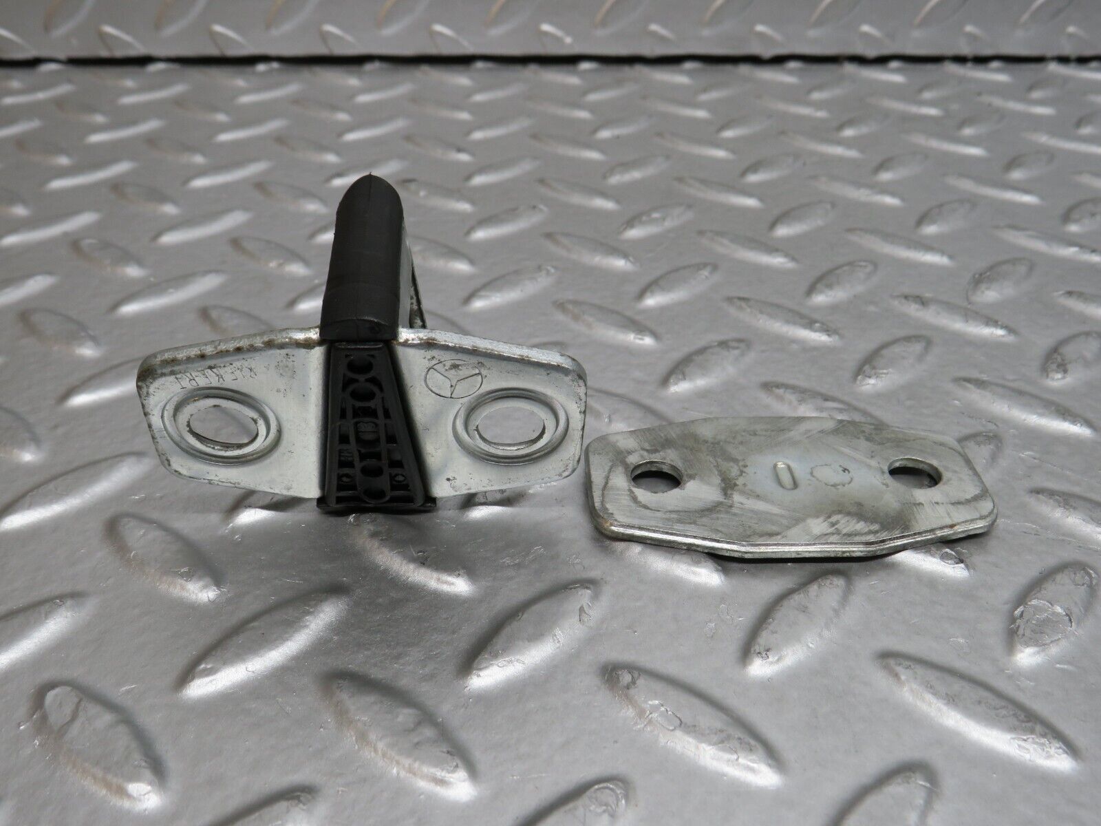 29573 Mercedes-Benz W124 230E Door Lock Latch