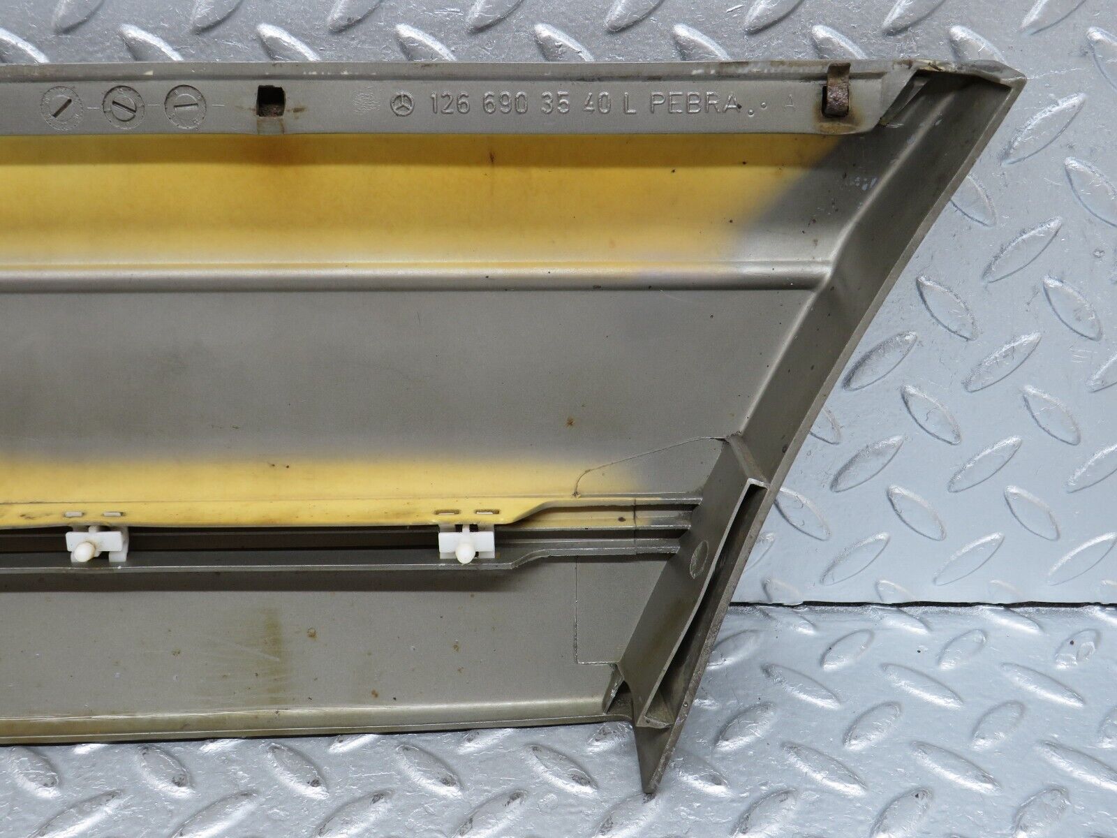 35968 Mercedes-Benz W126 420SE Front Left Fender Wing Moulding Trim 1266903540