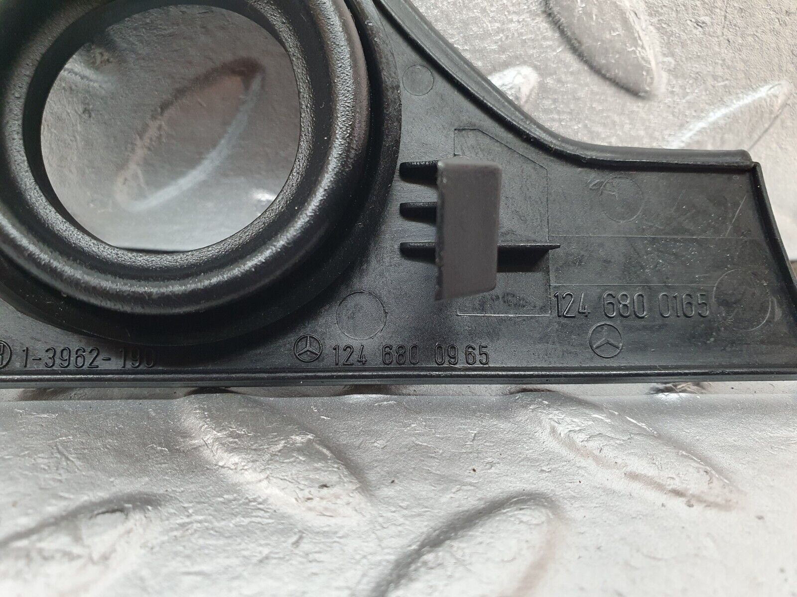 41561 Mercedes-Benz W124 200E Ignition Switch Cover Surround 1246800965 1246800165