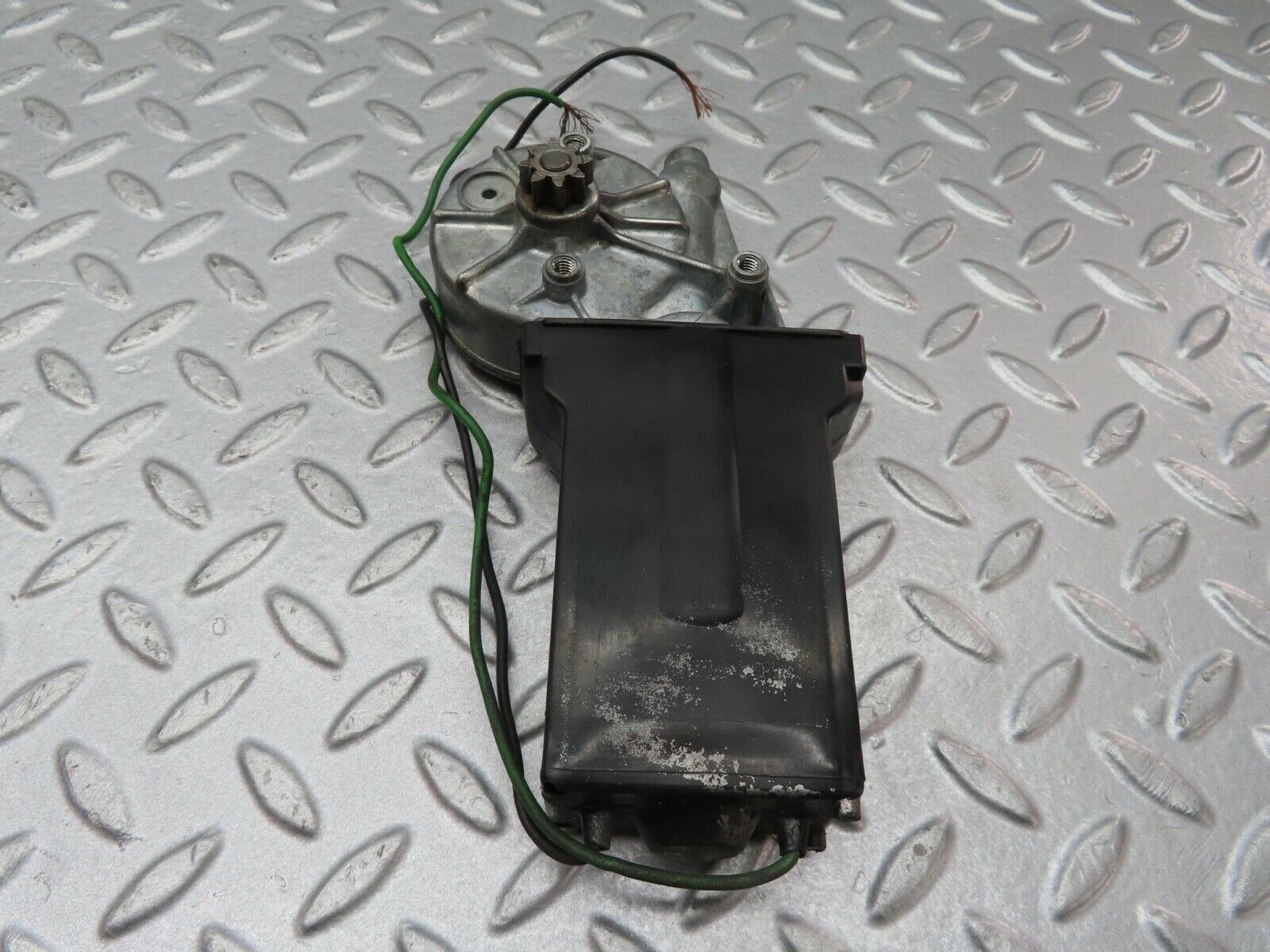 12424 Mercedes-Benz W108 280SE 3.5 Window Regulator Motor Rear Left 0132001101