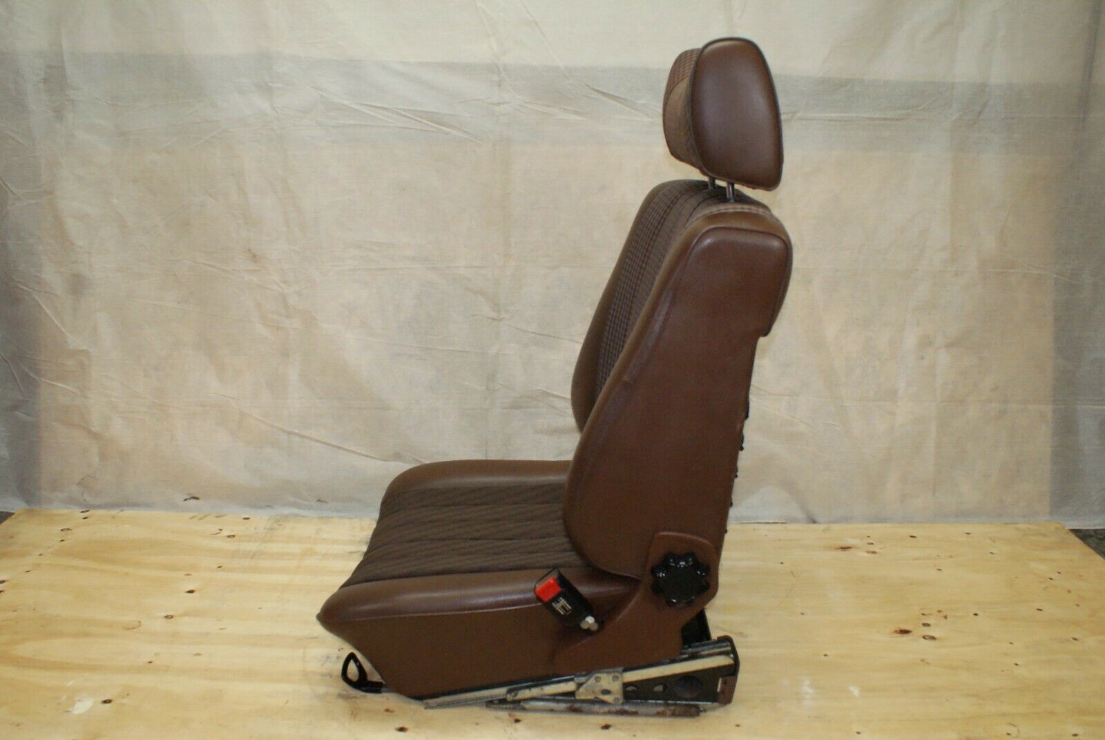 2498 Mercedes-Benz W116 350SE Front Right Seat 1169101250