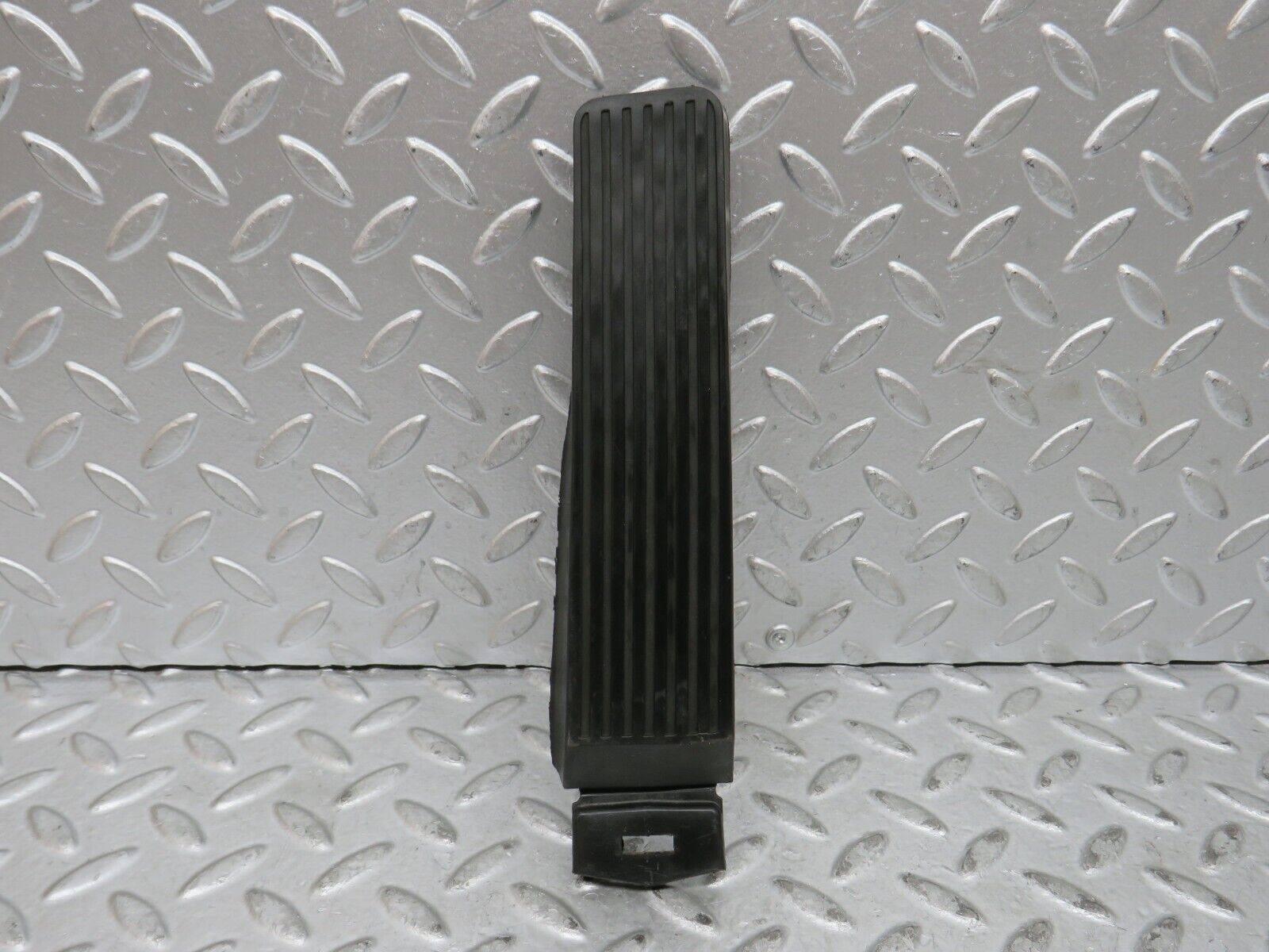 29086 Mercedes-Benz C124 320CE Coupe Accelerator Pedal With Rubber 1233010082