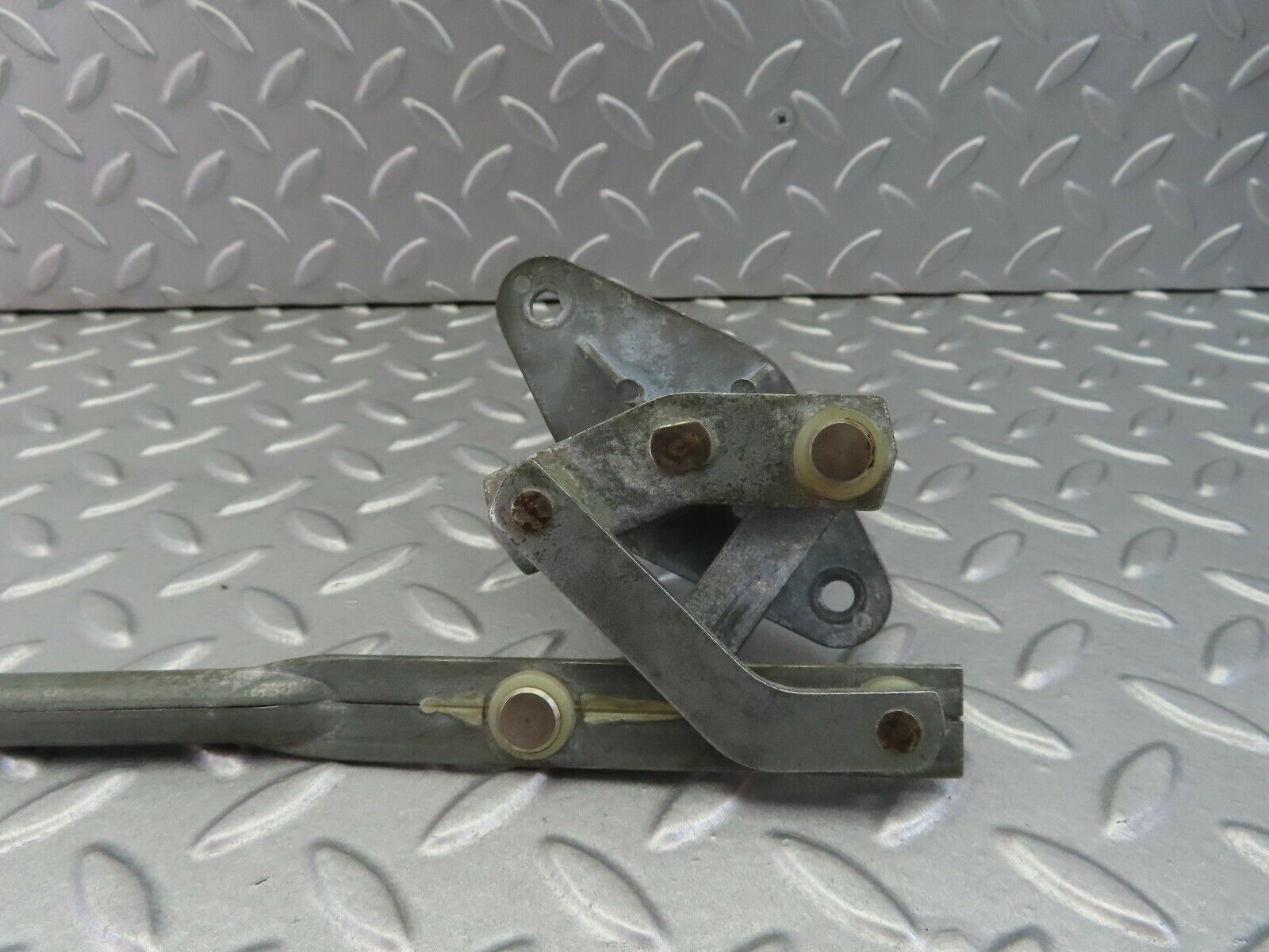 7936 Mercedes-Benz W115 220D Windscreen Wiper Linkage