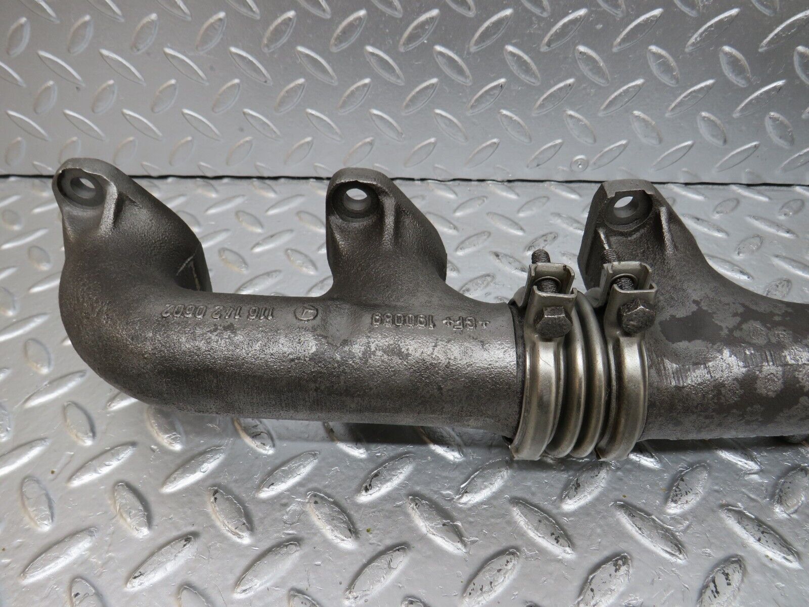 33123 Mercedes-Benz W126 380 V8 Exhaust Manifold Right 1161420602 1161420702