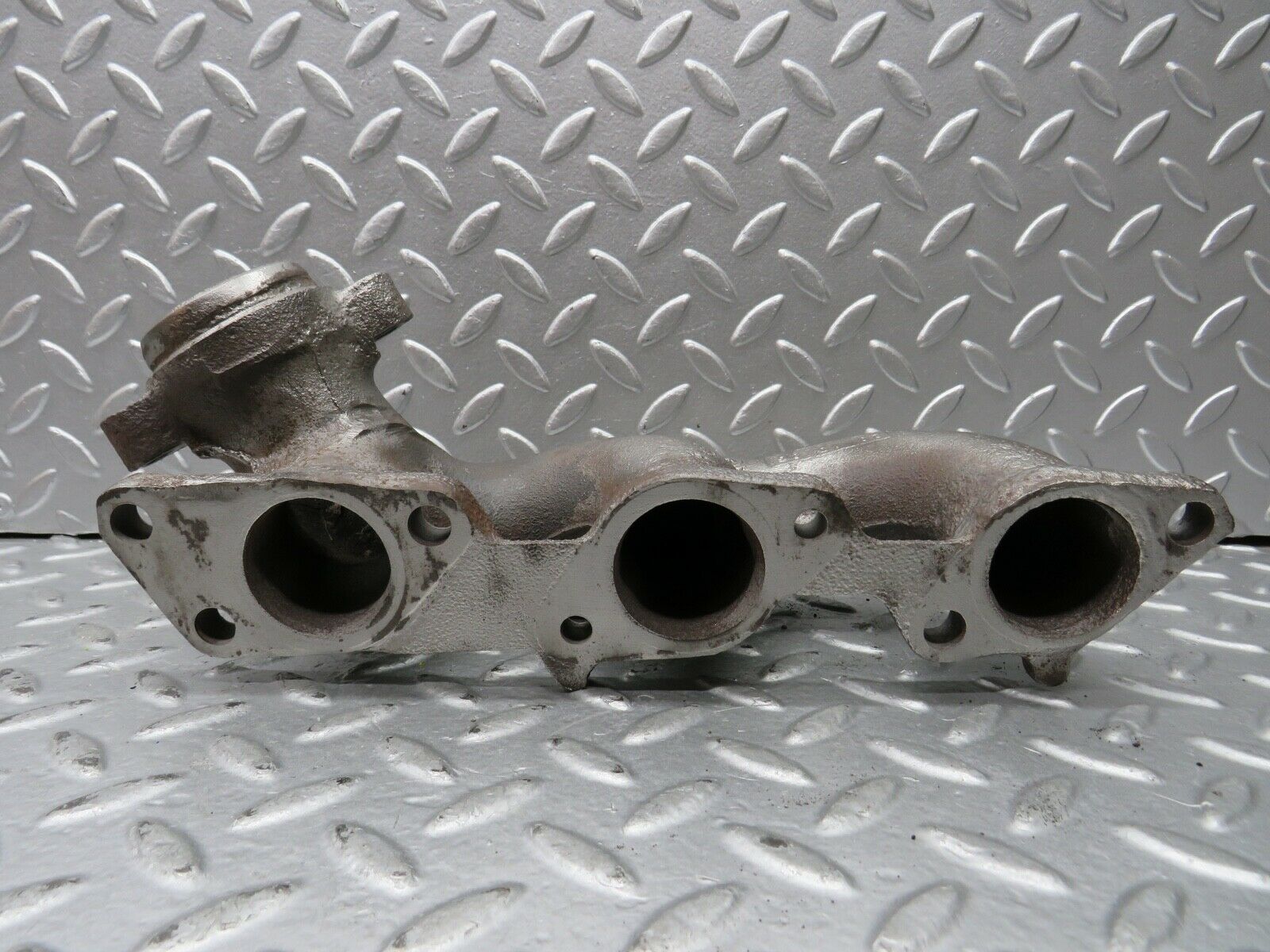 21891 Mercedes-Benz W126 300SE Exhaust Manifold Cylinder 4-6 1031422202