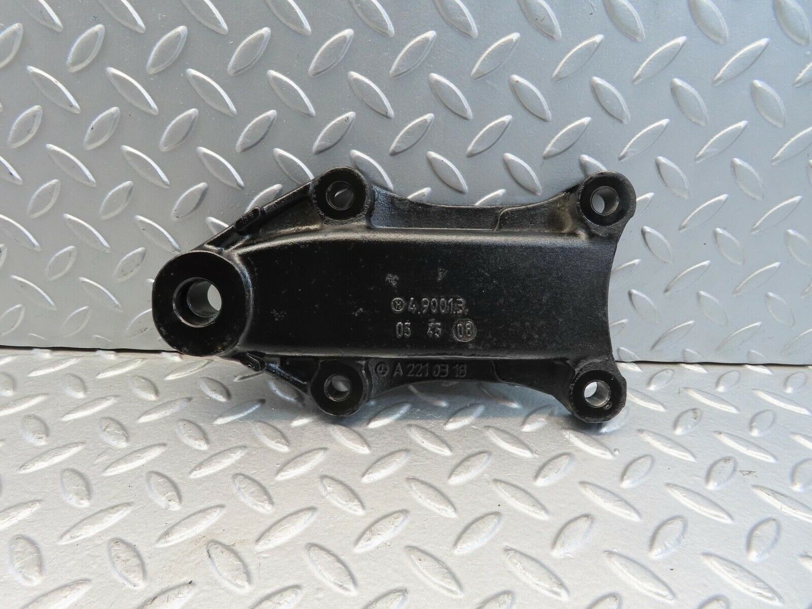 11317 Mercedes-Benz W221 S320 Differential Bracket A2210318