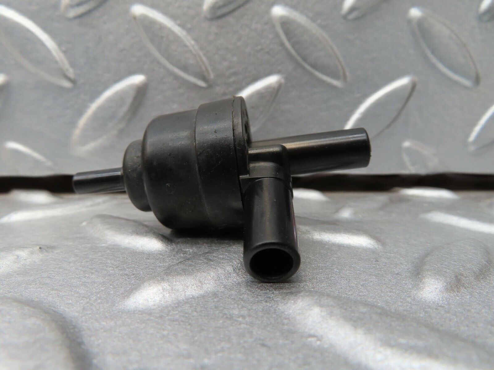 16474 Mercedes-Benz W124 260E Engine Crank Case Vent Valve 1074700893